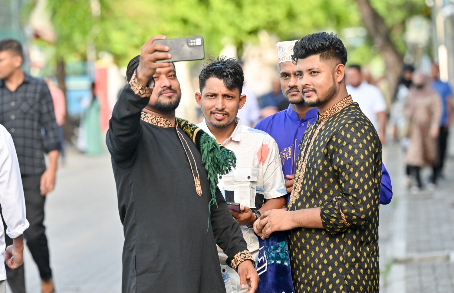 އީދު ނަމާދަށްފަހު ބިދޭސީންތަކެއް ފޮޓޯ ނަގަނީ: މާފަންނު ސްޓޭޑިއަމް ބޮޑު ޖަމާއަތުގައި ކުރެވުނު އީދު ނަމާދުގައި ގިނަބަޔަކު ވަނީ ބައިވެރިވެފައި .-- ފޮޓޯ: ނިޝާން އަލީ/މިހާރު