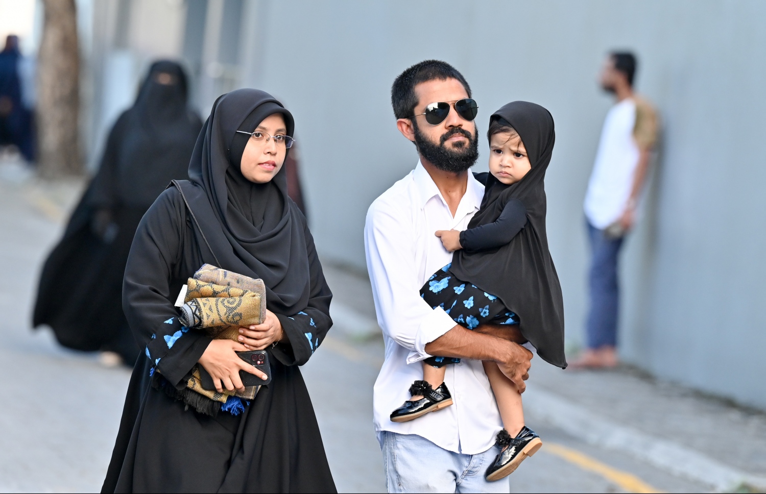 އީދު ނަމާދުގައި ބައިވެރިވި އާއިލާއެއް ނަމާދަށް ފަހު ނިކުމެގެން ދަނީ .-- ފޮޓޯ: ނިޝާން އަލީ/ މިހާރު