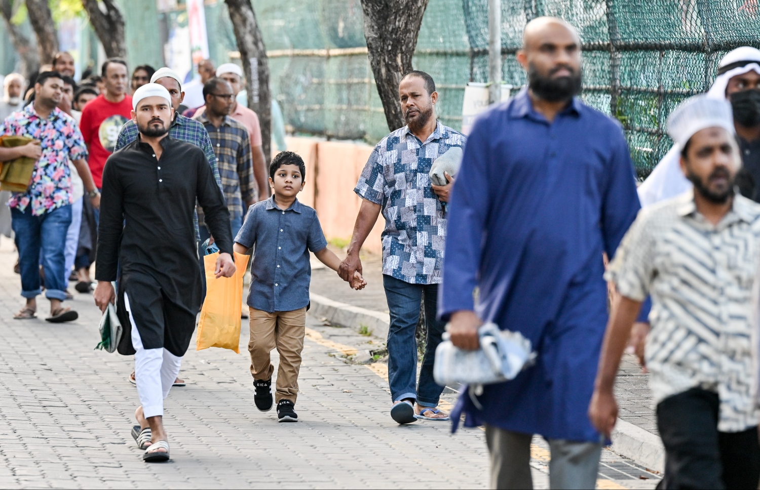 މާފަންނު ސްޓޭޑިއަމްގައި ބޮޑު ޖަމާއަތުގައި މި އަހަރުގެ ފިތުރު އީދު ނަމާދަށް ބަޔަކު ދަނީ.-- ފޮޓޯ: ނިޝާން އަލީ/މިހާރު