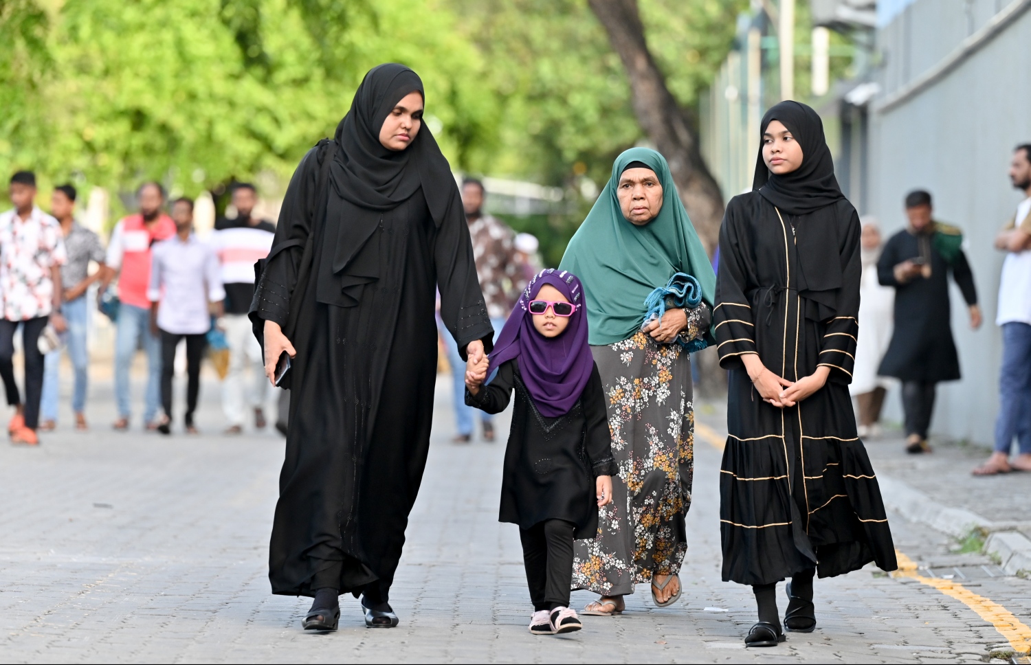 ބޮޑު ޖަމާއަތުގައި އީދު ނަމާދުކުރުމަށް އާއިލާއެއް މާފަންނު ސްޓޭޑިއަމަށް ދަނީ.-- ފޮޓޯ: ނިޝާން އަލީ/މިހާރު