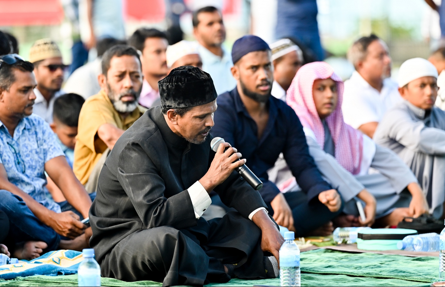 މާފަންނު ސްޓޭޑިއަމްގައި ބޮޑު ޖަމާއަތުގައި ކުރި އީދު ނަމާދުގައި ތަކްބީރު ކިޔަނީ.-- ފޮޓޯ: ނިޝާން އަލީ/މިހާރު