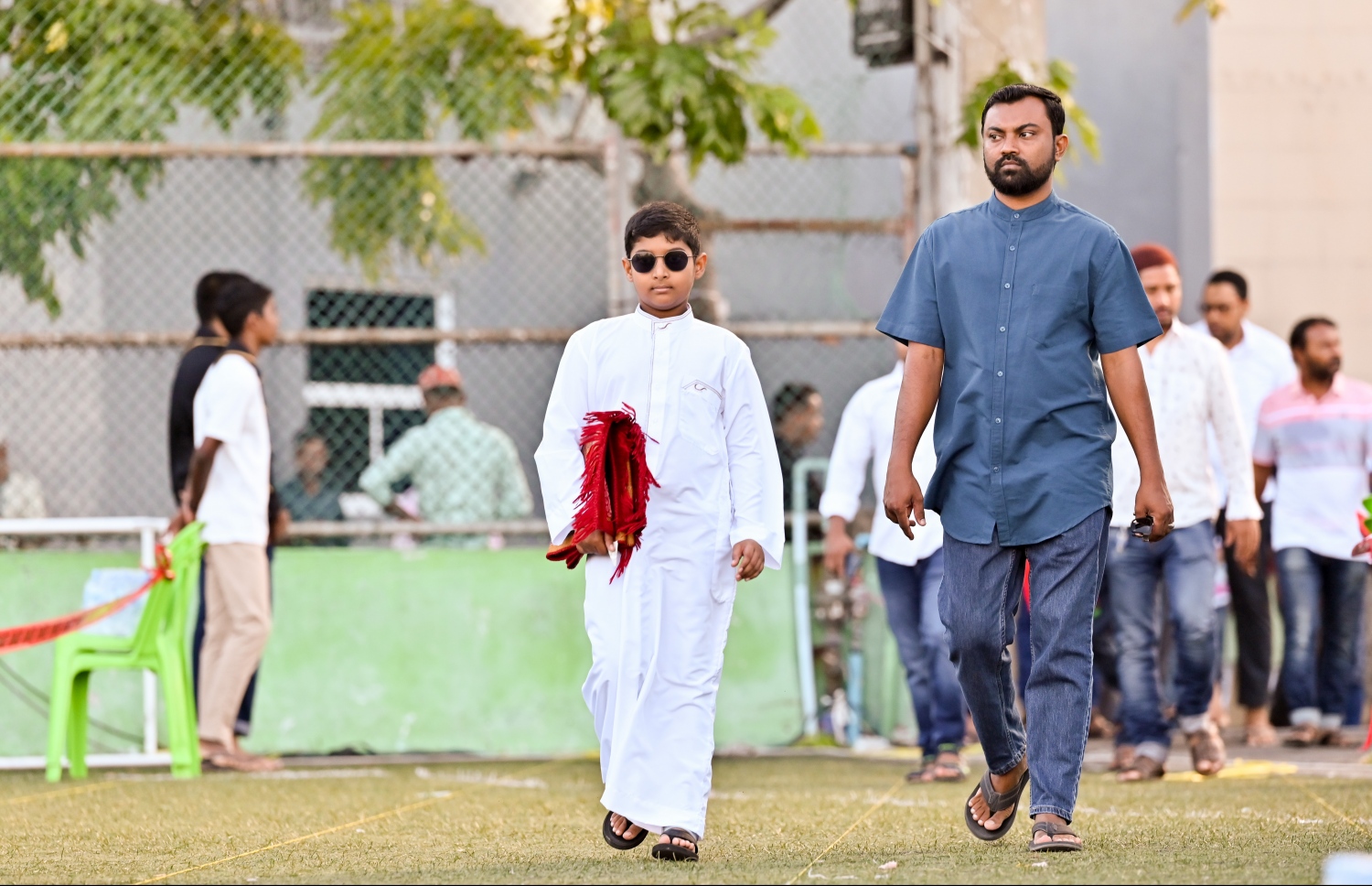 މާފަންނު ސްޓޭޑިއަމްގައި ބޮޑު ޖަމާއަތުގައި ކުރި މި އަހަރުގެ އަޟްހާ އީދު ނަމާދަށް ކުޑަކުއްޖަކު ގޮވައިގެން ދަނީ---ފޮޓޯ: ނިޝާން އަލީ /މިހާރު