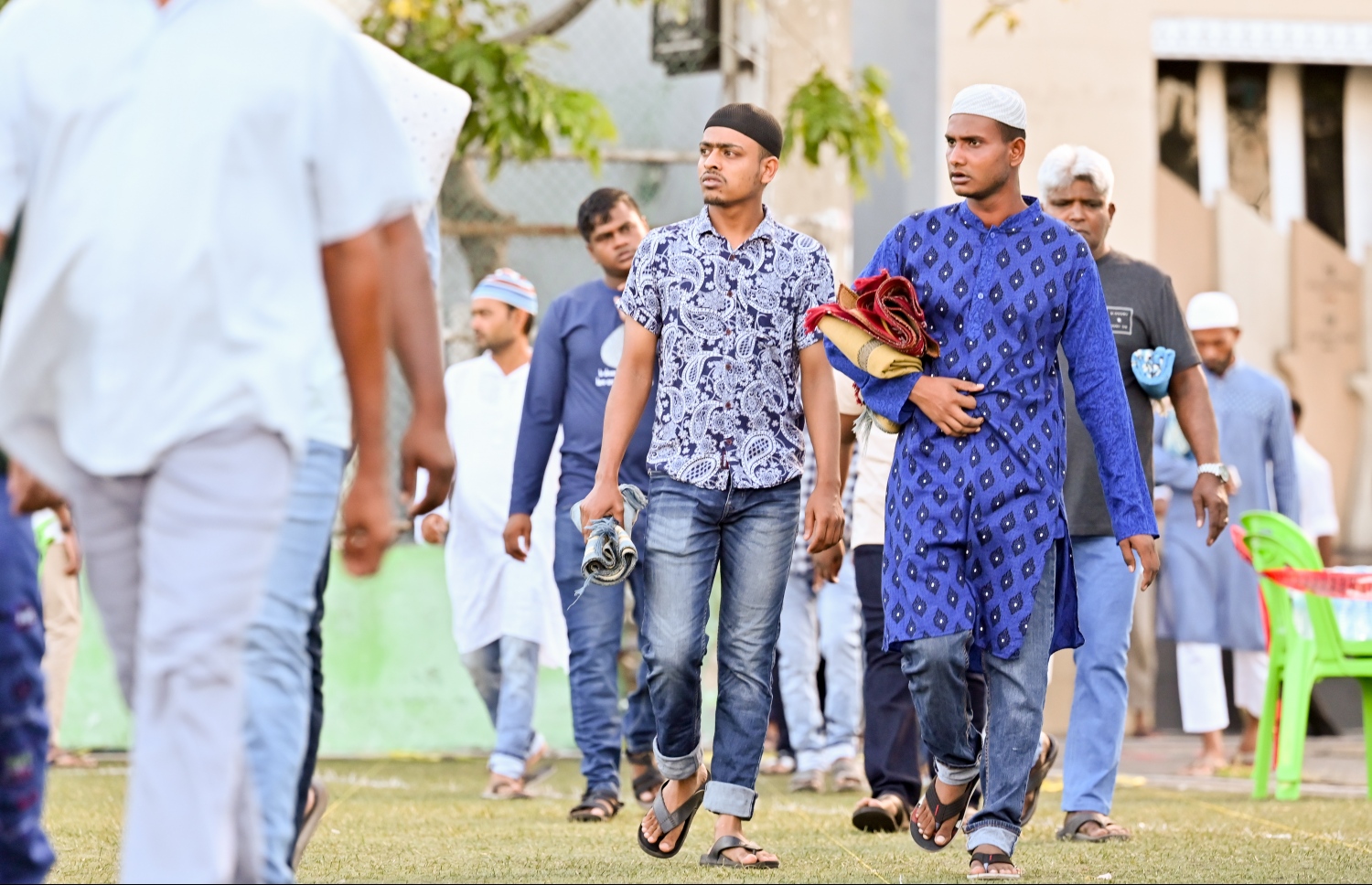 މާފަންނު ސްޓޭޑިއަމްގައި ބޮޑު ޖަމާއަތުގައި މި އަހަރުގެ ފިތުރު އީދު ނަމާދަށް ބަޔަކު ދަނީ.-- ފޮޓޯ: ނިޝާން އަލީ/މިހާރު