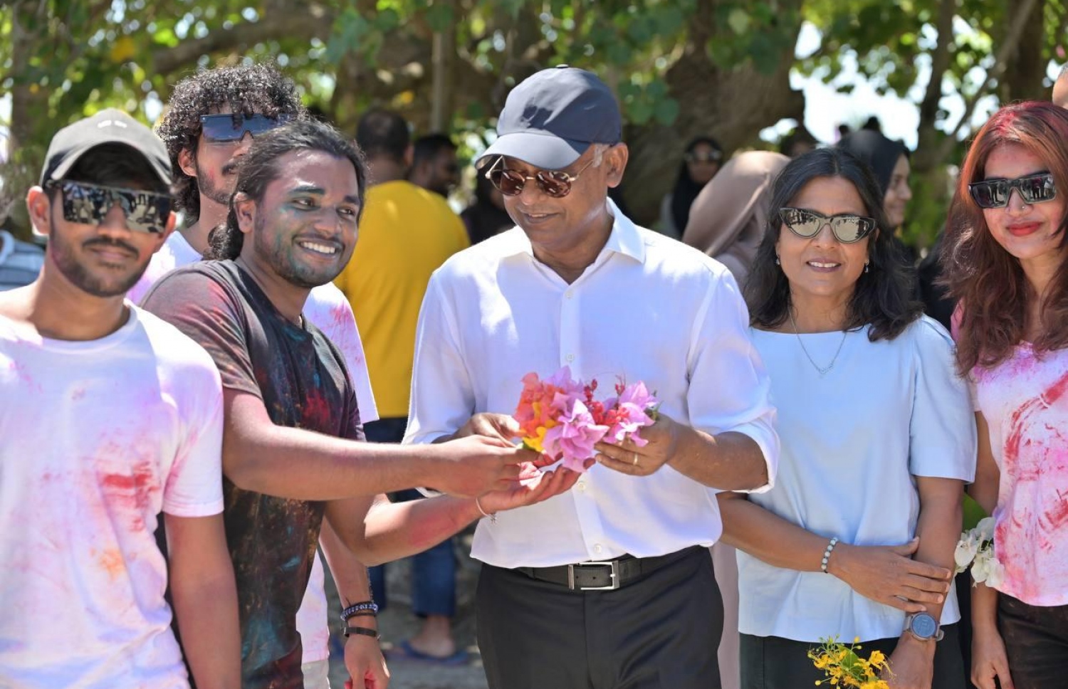 ރައީސްގެ ދެކަނބަލުން ތޮއްޑޫއަށް ވަޑައިގަތުމުން އެ ރަށުން މަރުހަބާ ކިއުމަށް ނިކުއިން ޒުވާނަކު ރައީސަށް މާބޮނޑިއެއް ދެނީ.-- ފޮޓޯ: ރައީސް އޮފީސް