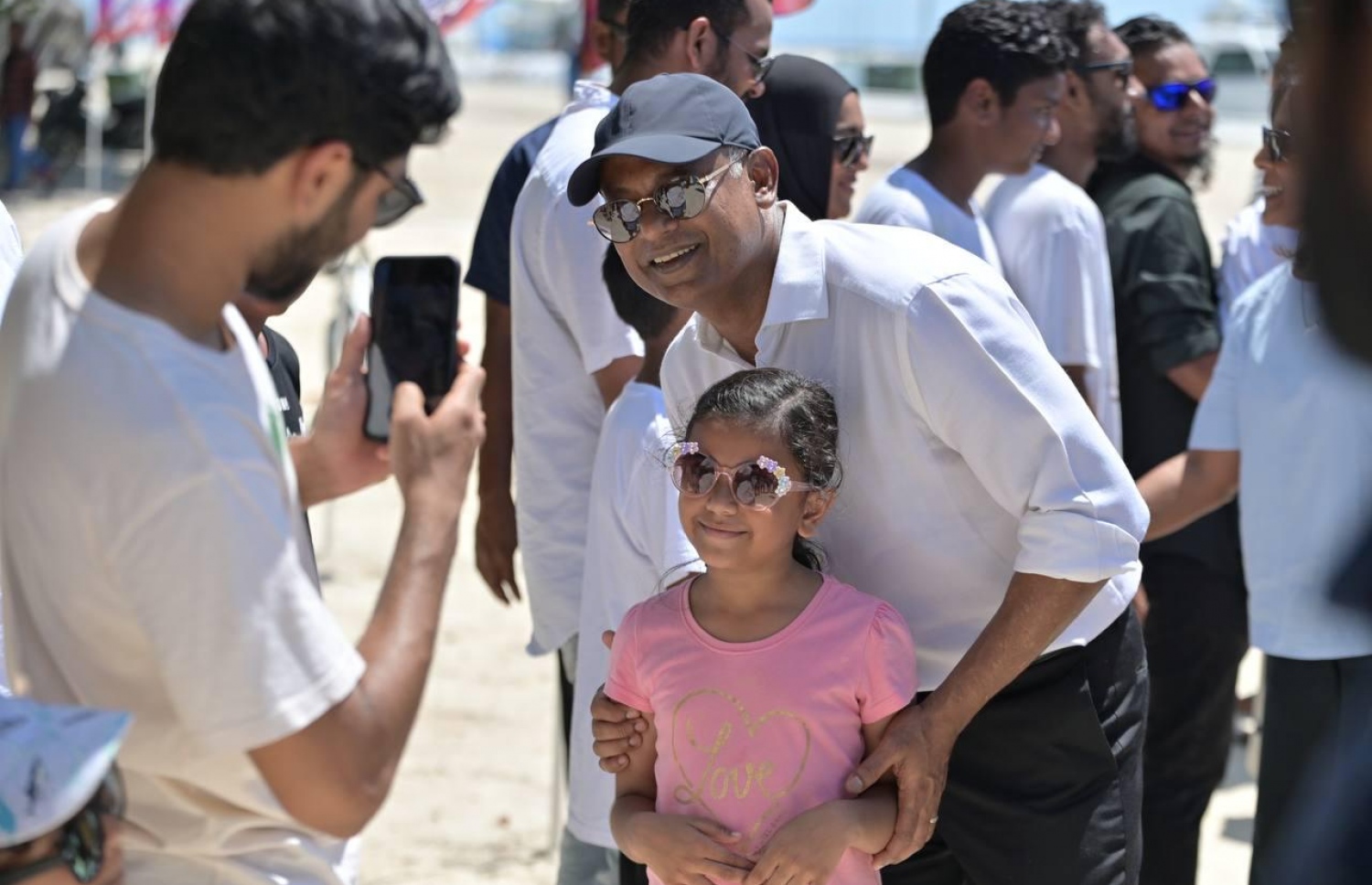 ރައީސަށް މަރުހަބާ ކިޔުމަށް ނިކުއިން ކުއްޖަކާ އެކު.-- ފޮޓޯ: ރައީސް އޮފީސް