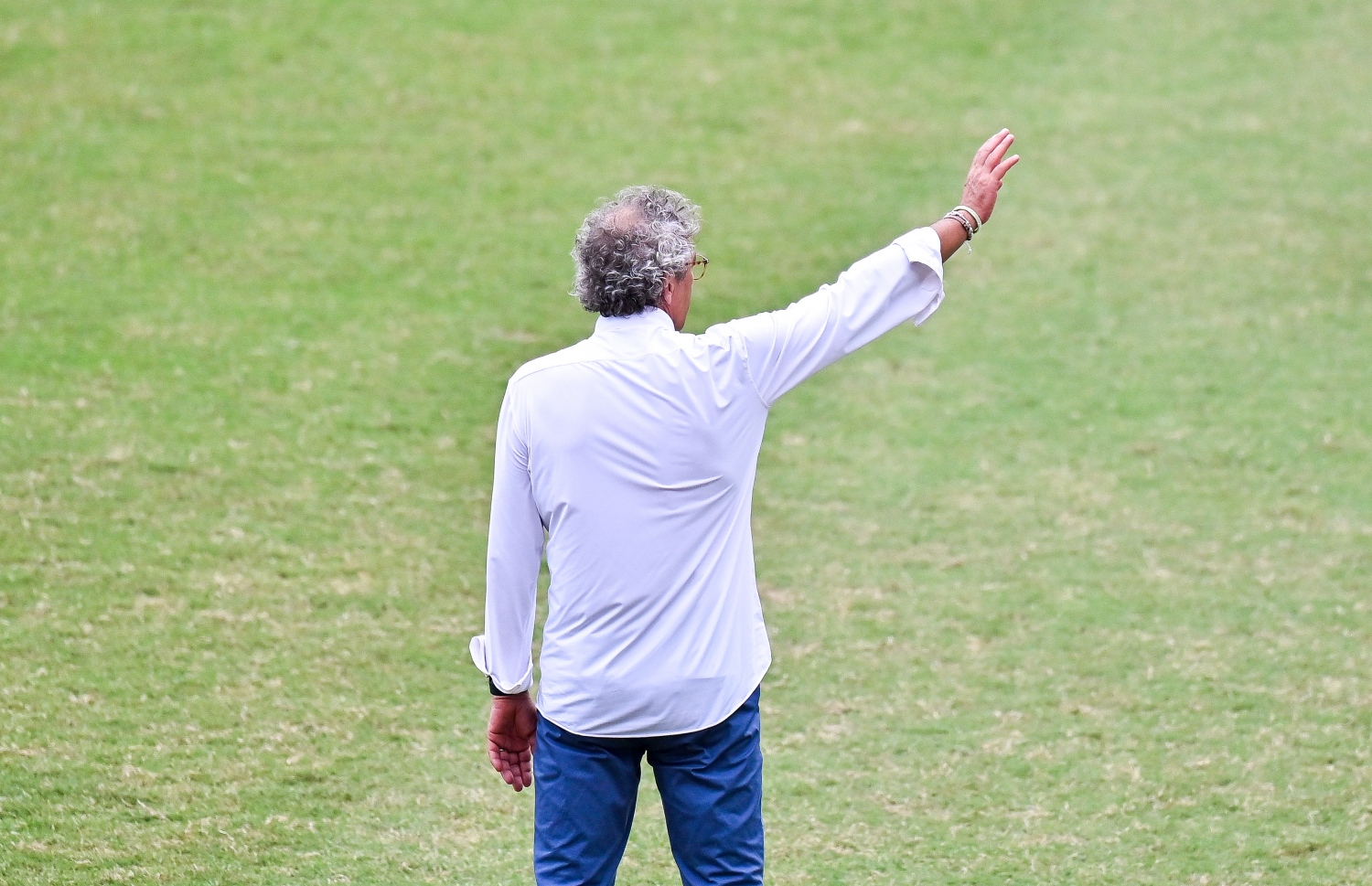 ގައުމީ ޓީމުގެ ކޯޗު ފްރެންޗެސްކޯ މޮރިއޭރޯ ޓީމަށް އިރުޝާދު ދެނީ. -- ފޮޓޯ: ފަޔާޒް މޫސާ/މިހާރު