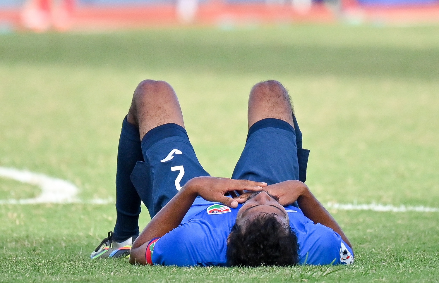 ސާފް ޗެމްޕިއަންޝިޕްގައި ރާއްޖެ އަށް ނާކާމިޔާބުވުމުން މާޔޫސްވެފައިވާ ކުޅުންތެރިޔަކު ދަނޑުމަތީގައި އޮށޯވެލައިގެން --- ފޮޓޯ: ފަޔާޒު މޫސާ | މިހާރު