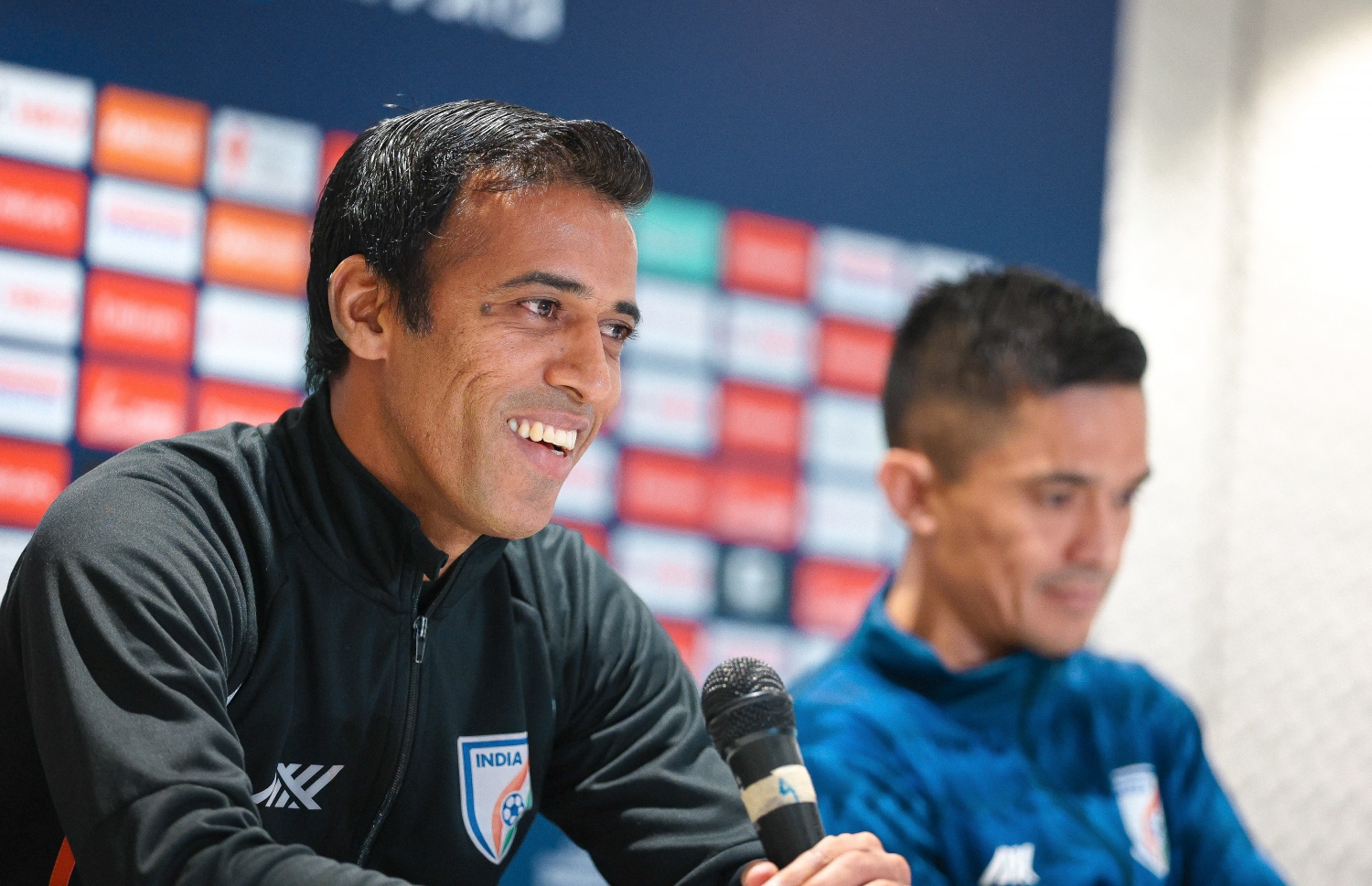 އިންޑިއާގެ އެސިސްޓެންޓް ކޯޗު މަހޭޝް، އިއްޔެގެ ޕްރެސް ކޮންފަރެންސްގައި ވާހަކަ ދައްކަނީ.-- ފޮޓޯ: ފަޔާޒް މޫސާ/ މިހާރު