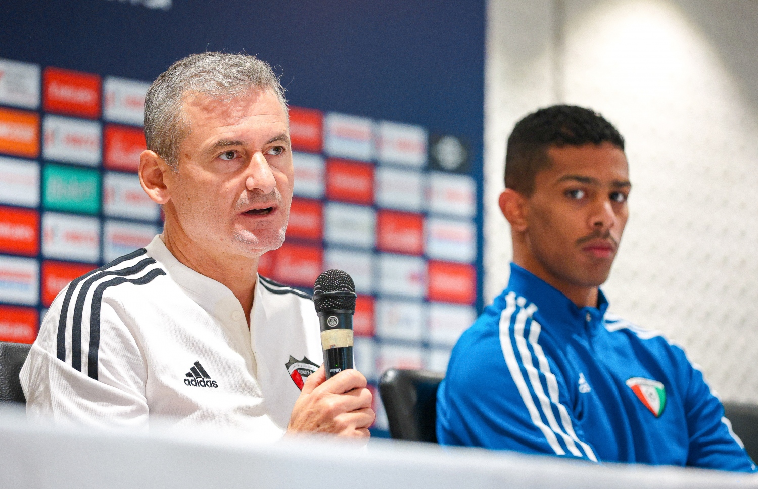 ކުވެއިތުގެ ކޯޗު ރުއީ ބެންޓޯ، އިއްޔެގެ ޕްރެސް ކޮންފަރެންސްގައި ވާހަކަ ދައްކަނީ.-- ފޮޓޯ: ފަޔާޒް މޫސާ/ މިހާރު