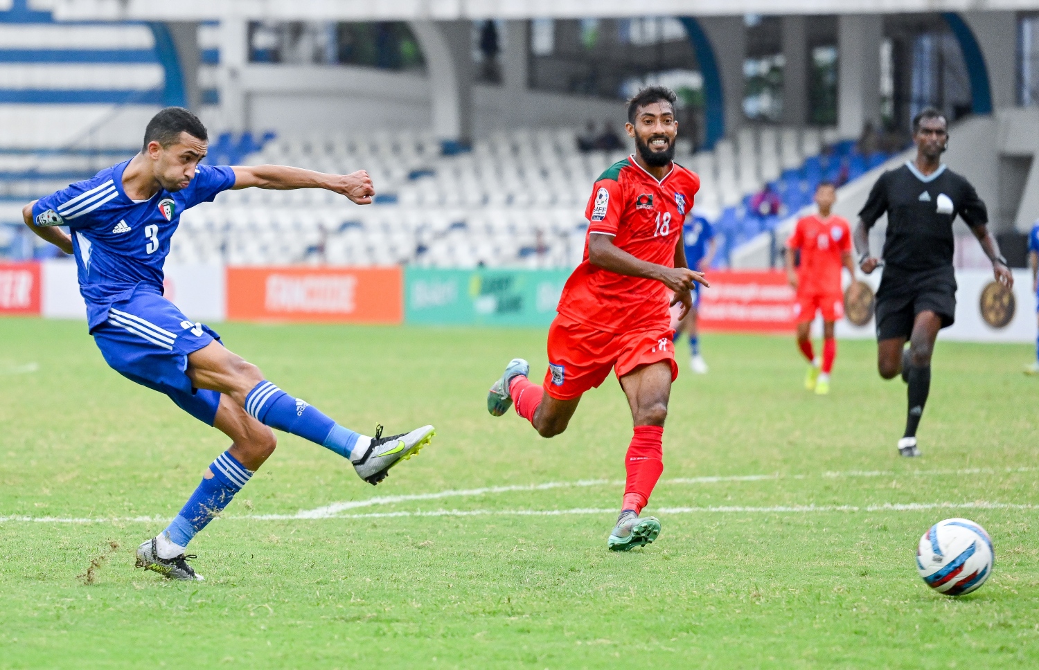 ކުވެއިތުން މެޗުގައި ޖެހި ހަމައެކަނި ގޯލު ޖަހަން އަބްލޯޝީ ބޯޅަ ގޯލަށް ފޮނުވާލަނީ.-- ފޮޓޯ: ފަޔާޒް މޫސާ/ މިހާރު