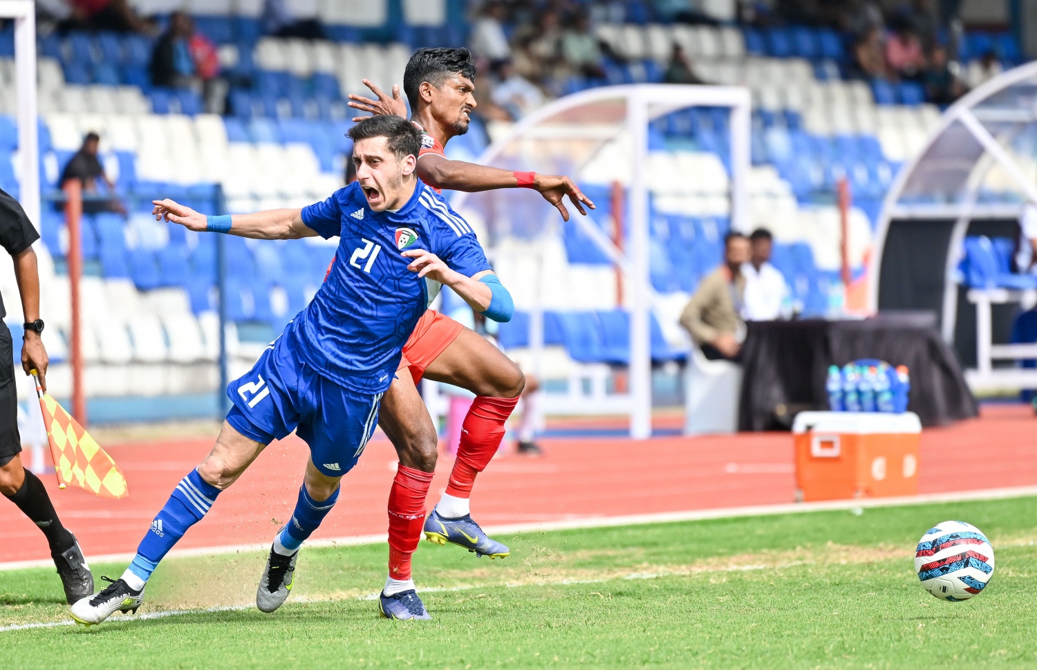 ސާފްޗެމްޕިއަންޝީޕްގެ ފުރަތަމަ ސެމީ ފައިނަލްގައި ކުވައިތާ ބަންގްލަދޭޝް ބައްދަލުކުރި މެޗުގައި ކުވައިތު ކުޅުންތެރިޔާ އަތުން ބޯޅަ ހޯދަން ބަންގްލަދޭޝް ކުޅުންތެރިޔާ މަސައްކަތްކުރަނީ -- ފޮޓޯ: ފަޔާޒު މޫސާ | މިހާރު