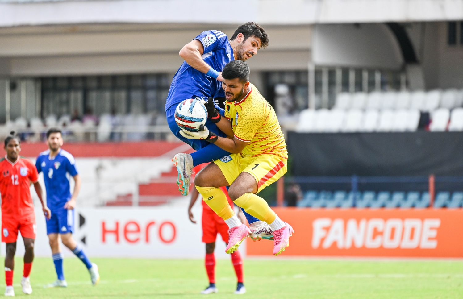 ކުވައިތު ކުޅުންތެރިޔަކު ހުރަސްކޮއްލި ބޯޅަ އެއް ޖެހުމަށް އެ ޓީމުގެ ކުޅުންތެރުޔާ މަސައްކަތްކުރާއިރު ބަންގްލަދޭޝް ޓީމުގެ ކީޕަރު ބޯޅަ ހޯދަނީ -- ފޮޓޯ: ފަޔާޒު މޫސާ | މިހާރު