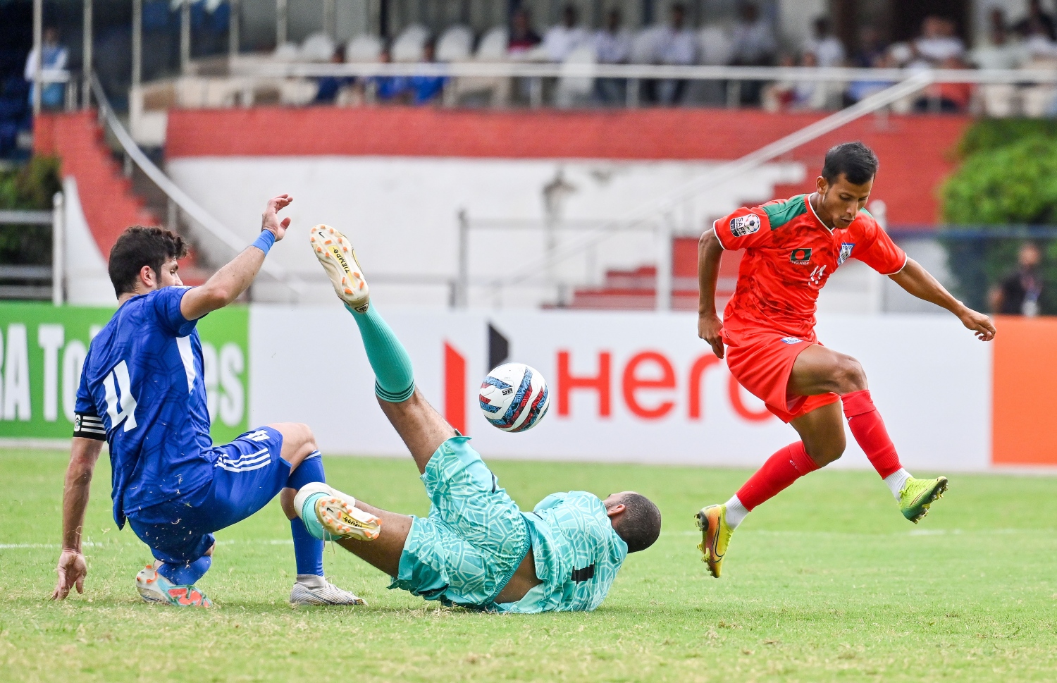 ސެމީ ފައިނަލުގައި ބަންގްލަދޭޝް ކުޅުންތެރިޔަކު ފޮނުވާލި ހަމަލާއެއް ކުވައިތުގެ ކީޕަރު ދިފާއުކުރަނީ -- ފޮޓޯ: ފަޔާޒު މޫސާ | މިހާރު