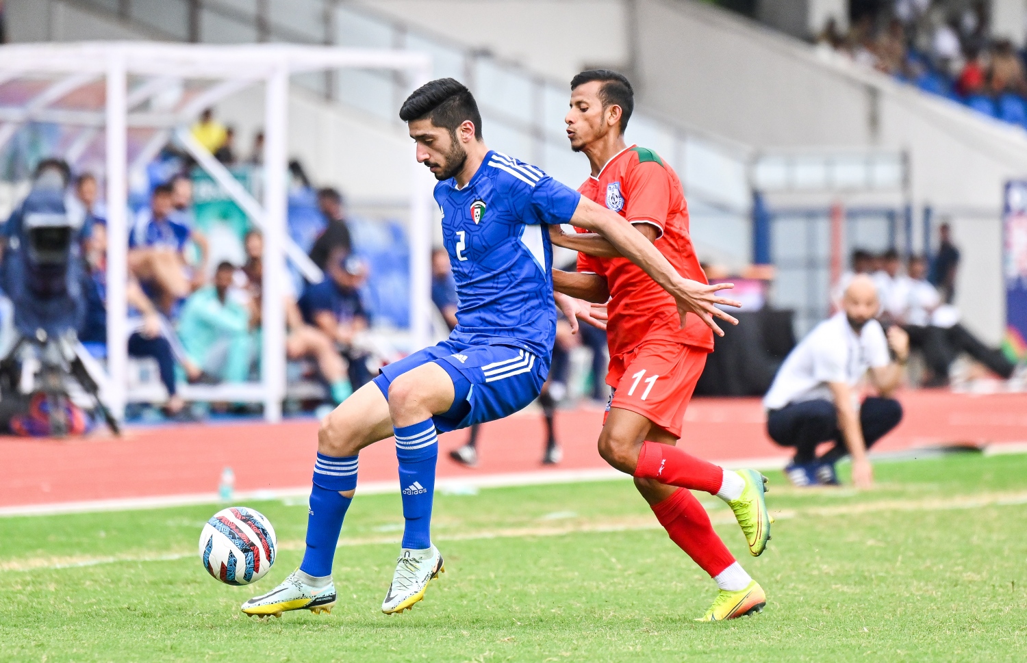 ސާފްޗެމްޕިއަންޝީޕްގެ ފުރަތަމަ ސެމީ ފައިނަލްގައި ކުވައިތާ ކުޅުންތެރިޔާ ބޯޅަ ހިފައިގެން ކުރިއަށް ދާން މަސައްކަތްކުރަނީ -- ފޮޓޯ: ފަޔާޒު މޫސާ | މިހާރު