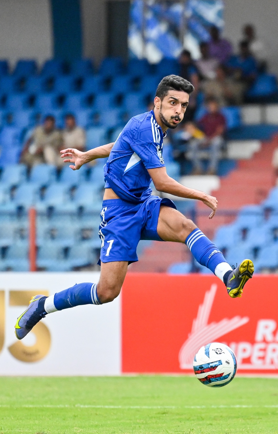 ކުވައިތުގެ ކުޅުންތެރިޔަކު ބަންގްލަދޭޝް ގޯލަށް ބޯޅަ ފޮނުވާލަނީ: އިތުރު ވަގުތުގައި ކާމިޔާބު ކުރި ގޯލުން ކުވައިތު ވަނީ މި މުބާރާތުގެ ފައިނަލަށް ދަތުރުކޮށްފަ -- ފޮޓޯ: ފަޔާޒު މޫސާ | މިހާރު