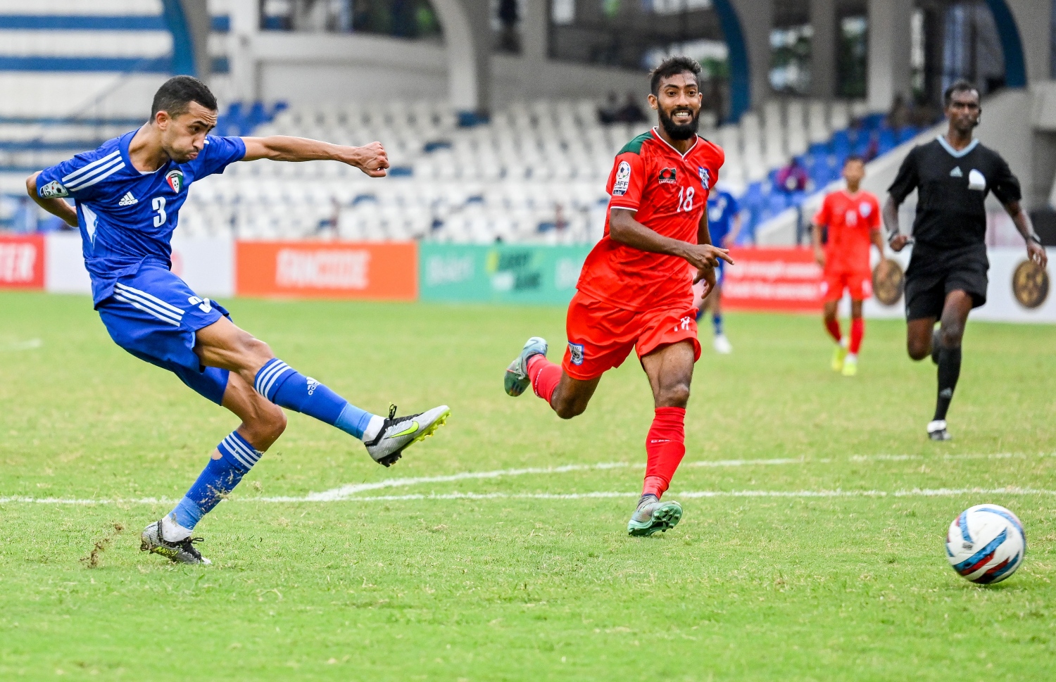 ފުރިހަމަ ވަގުތުގެ ކުޅުން ހަމަވި އިރު ދެ ޓީމު ވެސް ލަނޑެއް ނުޖެހި އެއްވަރު ވެފައި ވަނިކޮށް ކުވެއިތު މޮޅުވި ލަނޑު އިތުރު ވަގުތުގެ ފުރަތަމަ ހާފުގައި އެ ޓީމުގެ އަބްދުﷲ އަބްލޯޝީ ޖަހަނީ -- ފޮޓޯ: ފަޔާޒު މޫސާ | މިހާރު