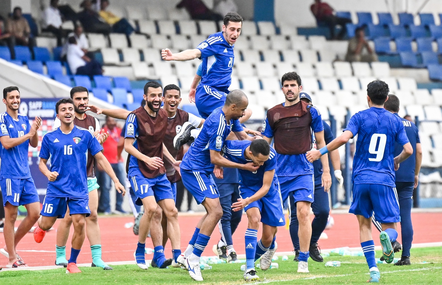 އިތުރު ވަގުތުގައި ކާމިޔާބު ކުރި ގޯލަށްފަހު ކުވައިތު ޓީމުގެ ކުޅުންތެރިން އުފާފާޅުކުރަނީ -- ފޮޓޯ: ފަޔާޒު މޫސާ | މިހާރު