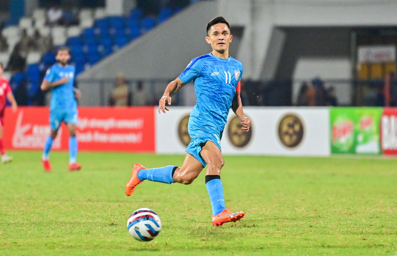 އިންޑިއާގެ ކެޕްޓަން ސުނިލް ޗެތުރީ ލެބަނަންގެ ހާފްތެރެއިން އެ ޓީމުގެ ކުޅުންތެރިޔަކަށް ބޯޅަ ފޮނުވާލަނީ -- ފޮޓޯ: ފަޔާޒު މޫސާ | މިހާރު