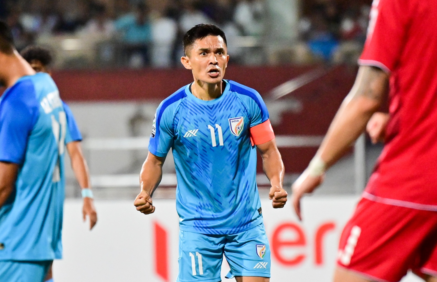 އިންޑިއާ ޓީމުގެ ކެޕްޓަން ސުނިލް ޗެތުރީ މެޗުތެރެއިން އެ ޓީމުގެ ކުޅުންތެރިންނަށް ހިތްވަރު ދެނީ -- ފޮޓޯ: ފަޔާޒު މުސާ | މިހާރު