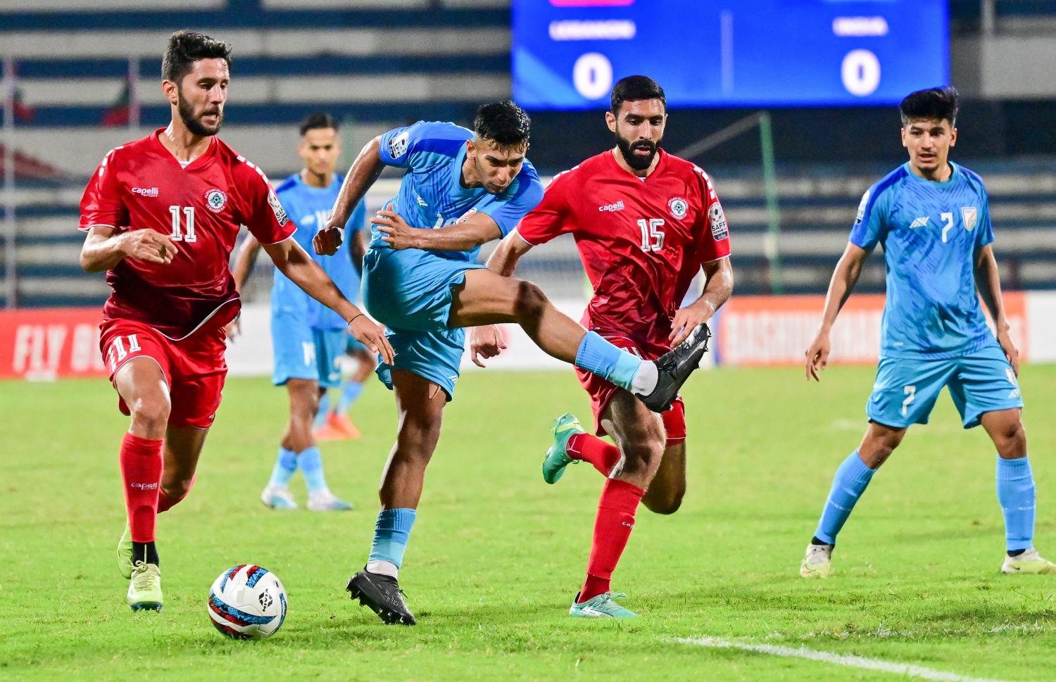 ލެބަނަންގެ ހާފްތެރެއިން ލިބުނު ބޯޅައެއް ގޯލާ ދިމާލަށް ފޮނުވާލަން އިންޑިއާގެ ކުޅުންތެރިޔާ މަސައްކަތްކުރަނީ --ފޮޓޯ: ފަޔާޒު މޫސާ | މިހާރު