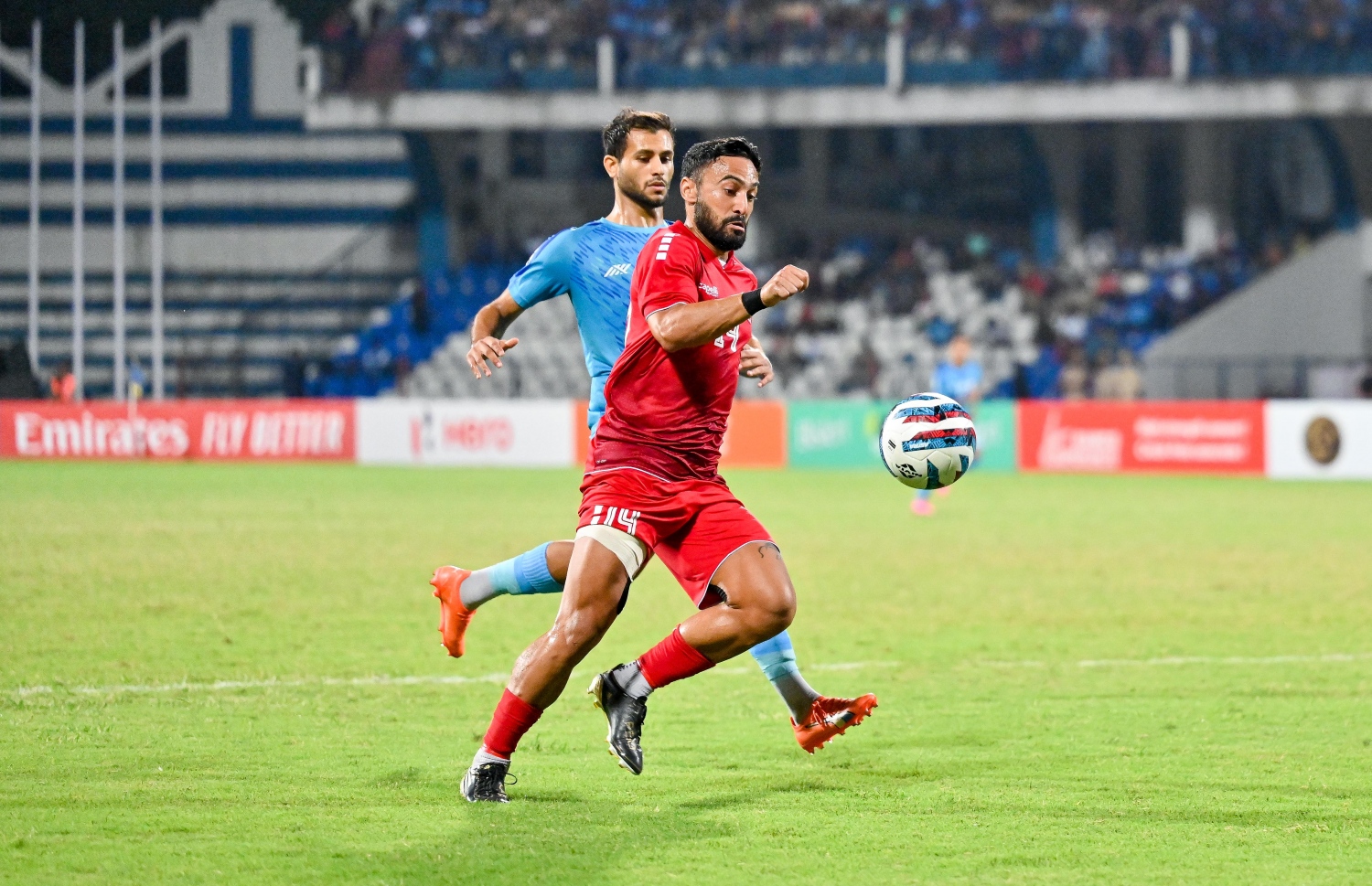 ލެބަނަންގެ ކުޅުންތެރިޔަކު އިންޑިއާ ގޯލައަށް ބޯޅަ ފޮނުވާލަން މަސައްކަތްކުރާއިރަނީ -- ފޮޓޯ: ފަޔާޒު މޫސާ | މިހާރު