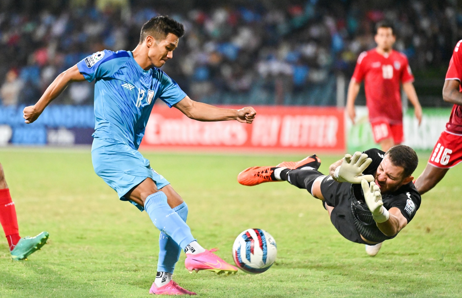 އިންޑިއާ ކުޅުންތެރިޔަކު ފޮނުވާލާ ބޯޅަ ލެބެނަންގެ ގޯލް ކީޕަރު މަތަކުރަނީ -- ފޮޓޯ: ފަޔާޒު މޫސާ | މިހާރު