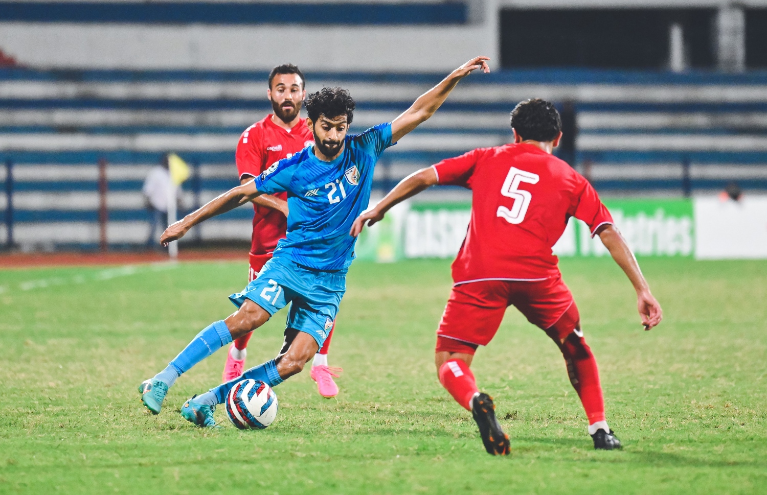 އިންޑިއާގެ ކުޅުންތެރިޔަކު ބޯޅަ ހިފައިގެން ކުރިއަށް ދާން މަސައްކަތްކުރާއިރު ލެބަނަންގެ ކުޅުންތެރިން ބޯޅަ ހޯދަން މަސައްކަތްކުރަނީ -- ފޮޓޯ: ފަޔާޒު މޫސާ | މިހާރު