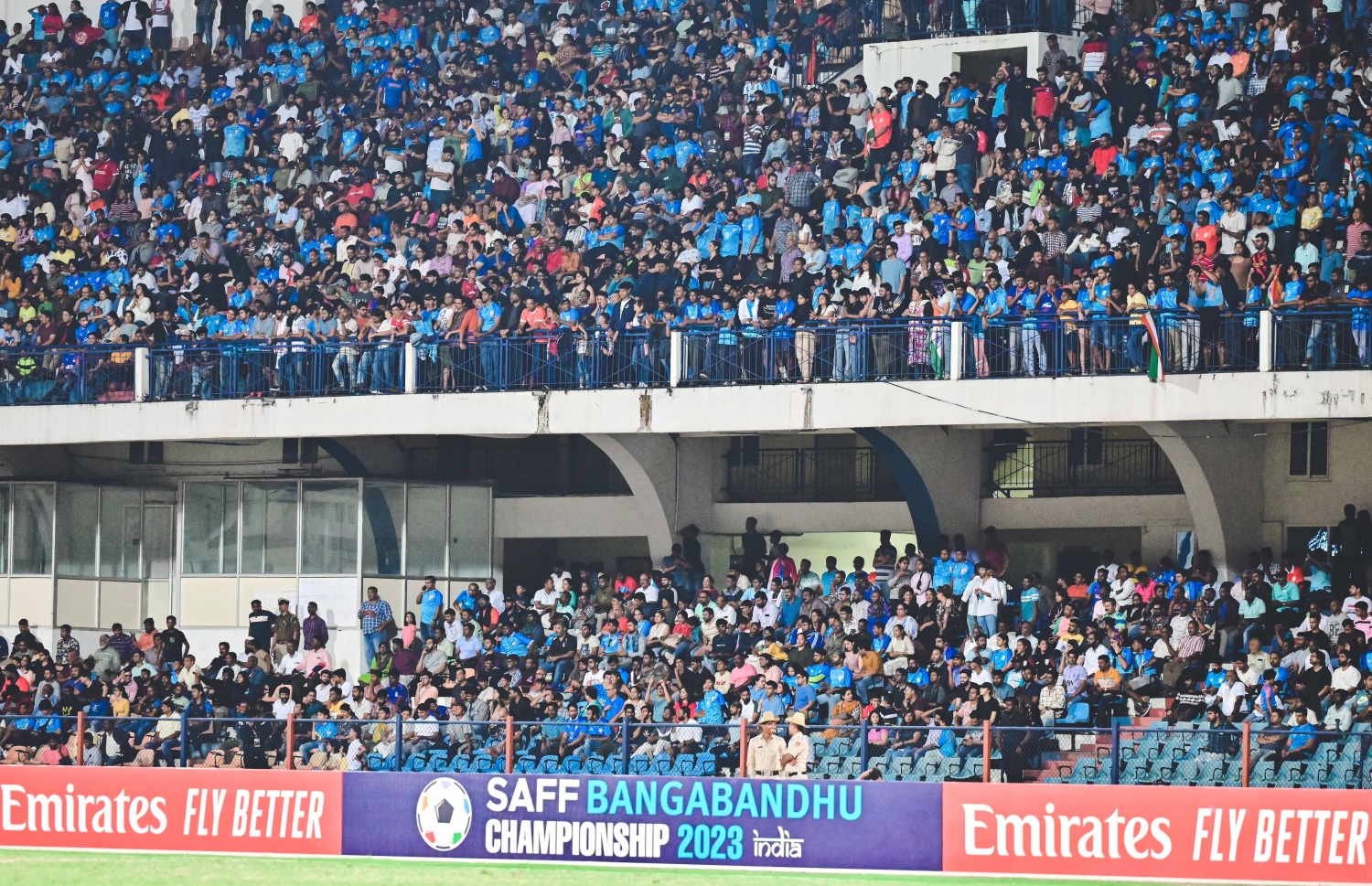 އިންޑިއާއި ލެބަނަން ކުޅުނު ސެމީ ފައިނަލް މެޗު ބެލުމަށް އިންޑިއާގެ ސްޕޯޓަރަކު ބެންގަލޫރުގެ ސްރީ ކަންތީރަވާ ސްޓޭޑިއަމަށް ޖަމާވެފަ. މި މެޗު ބެލުމަށް ޖުމްލަ 19640 މީހުން ވަނީ ދަނޑަށް ވަދެފަ  -- ފޮޓޯ: ފަޔާޒު މޫސާ | މިހާރު