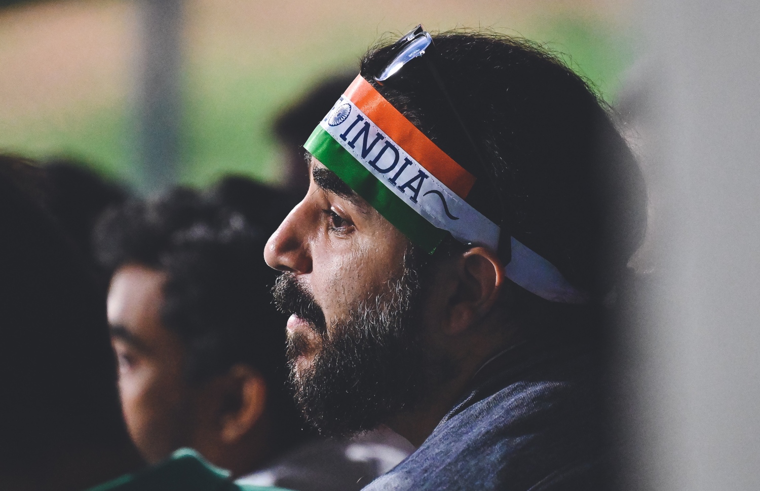 އިންޑިއާއި ލެބަނަން ކުޅުނު ސެމީ ފައިނަލް މެޗު ބެލުމަށް އިންޑިއާގެ ސްޕޯޓަރަކު ބޮލުގަ އިންޑިއާ ދިދަ ރަމްޒު ކުރުވާ ފޮތިގަނޑެއް އައްސައިގެން ބެންގަލޫރުގެ ސްރީ ކަންތީރަވާ ސްޓޭޑިއަމްގައި -- ފޮޓޯ: ފަޔާޒު މޫސާ | މިހާރު