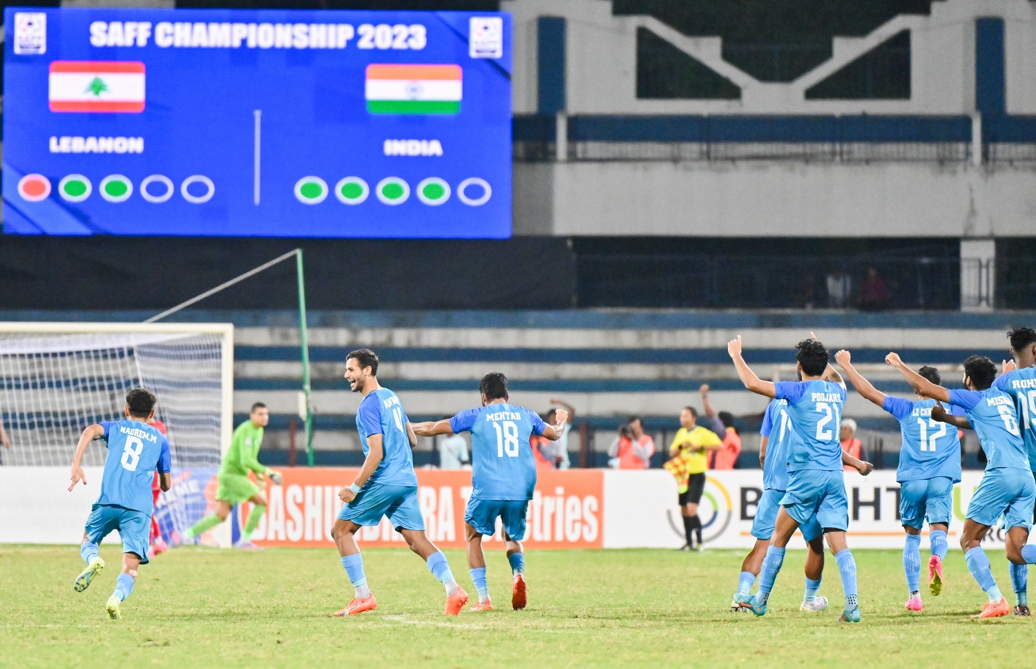 ޕެނަލްޓީ ޝޫޓްއަުޓްގައި 4-2 އިން ލެބަނަންގެ މައްޗަށް ކުރި ހޯދުމަށް ފަހު އިންޑިއާ ކުޅުންތެރިން އުފާފާޅުކުރަނީ -- ފޮޓޯ: ފަޔާޒު މޫސާ | މިހާރު