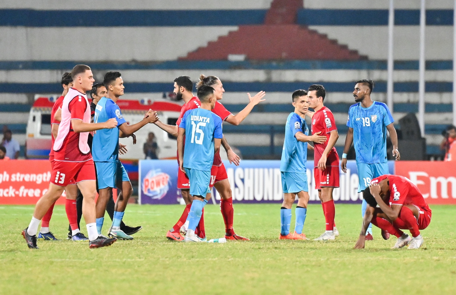 ސާފް ބަންގަބަންދު ޗެމްޕިއަންޝިޕްގެ ސެމީ ފައިނަލް މެޗު ނިމުމަށްފަހު ދެ ޓީމުގެ ކުޅުންތެރިން ސަލާން ކުރަނީ: ފައިނަލް މެޗުގައި އިންޑިއާ ބައްދަލުކުރަން ޖެހޭނީ ކުވައިތާ -- ފޮޓޯ: ފަޔާޒު މޫސާ | މިހާރު