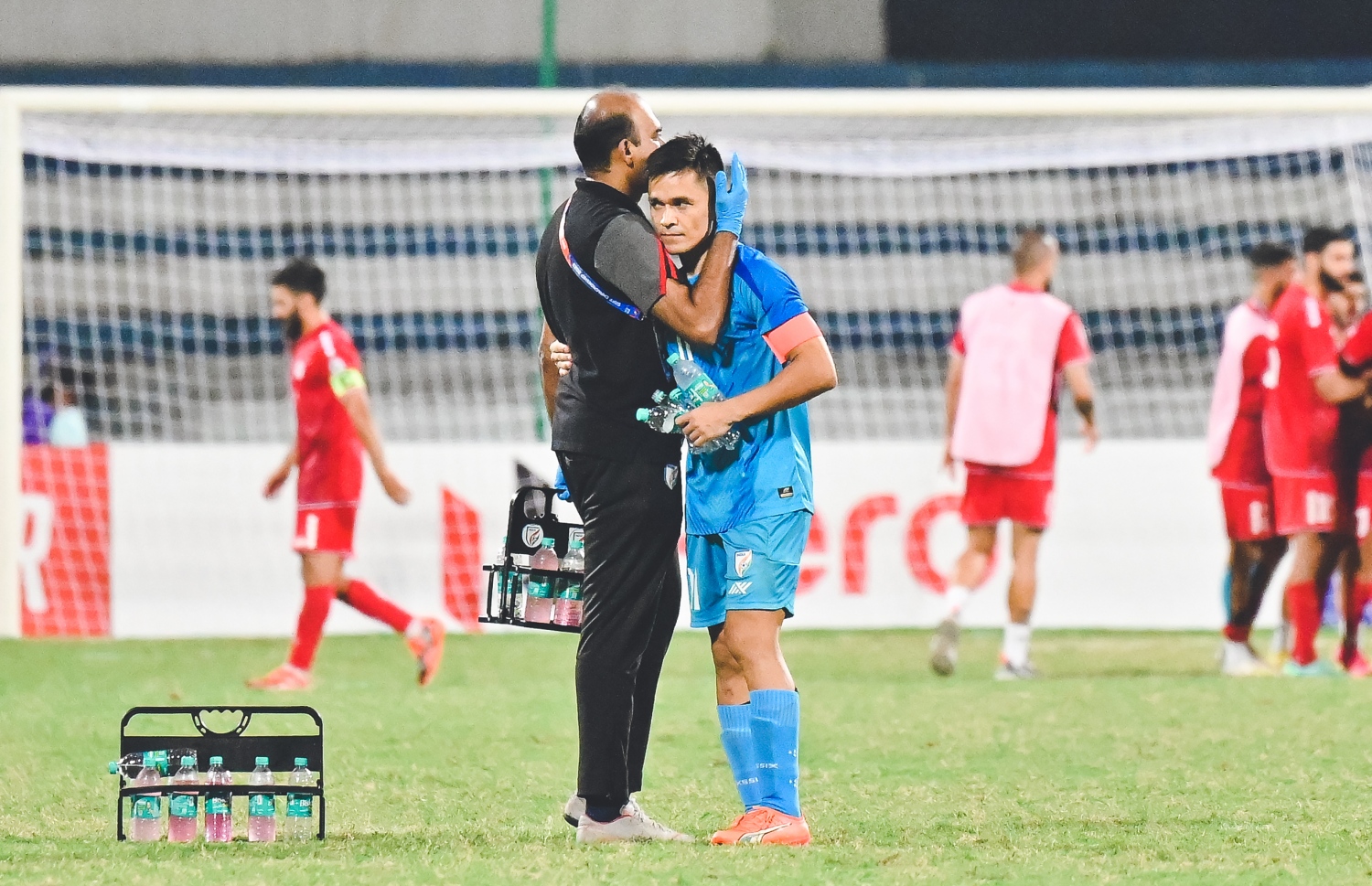 ސުނިލް ޗެތުރީ މެޗަށްފަހު އެ ޓީމުގެ އޮފިޝަލެއްގައިގަ ބައްދާލަނީ: މި މެޗު ޕެނަލްޓި ޖަހައިގެން ލެބެނަން ބަލިކޮށް އިންޑިއާ ވަނީ ފައިނަލަށް ދަތުރުކޮއްފަ -- ފޮޓޯ: ފަޔާޒު މޫސާ | މިހާރު