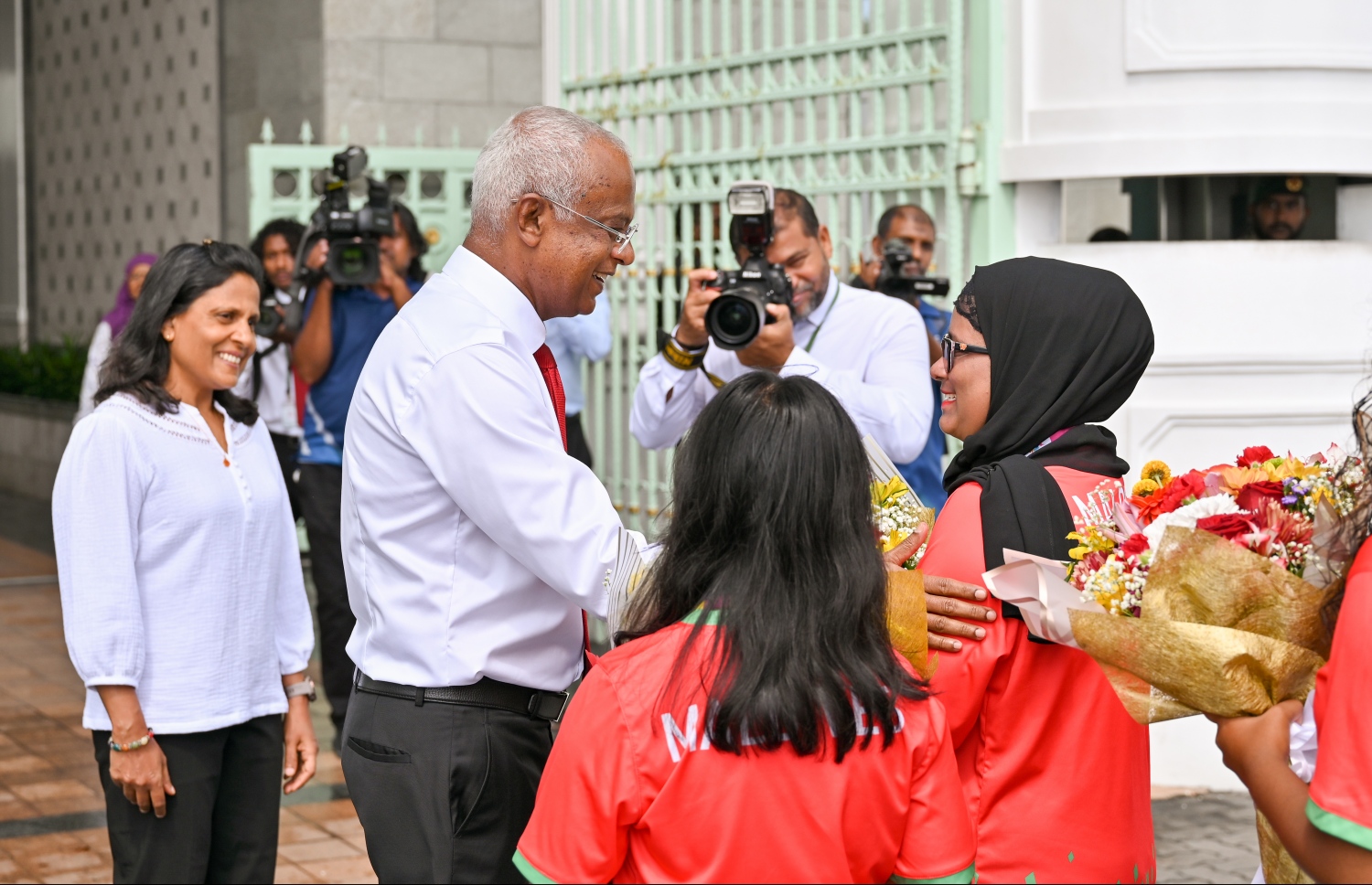 ރަން މެޑަލް ހޯދި އެތުލީޓުންނަށް ރައީސް އިބްރާހިމް މުހައްމަދު ސޯލިހްގެ ދެކަނބަލުން މަރުހަބާ ވިދާޅުވަނީ --- ފޮޓޯ: ނިޝާން އަލީ | މިހާރު