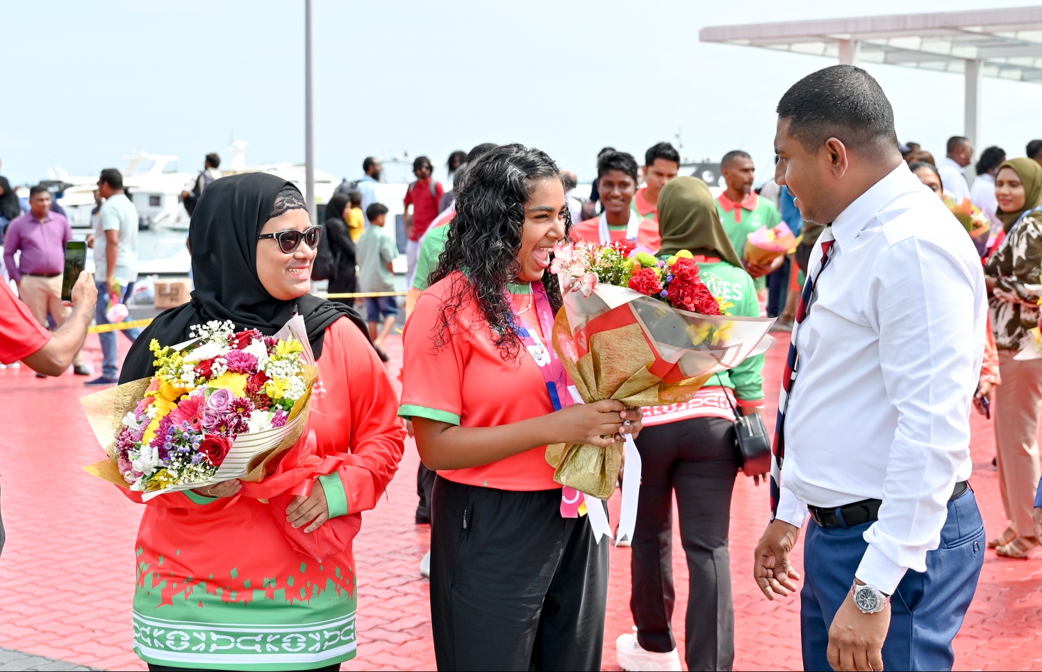 ރަން މެޑަލް ހޯދި އެތުލީޓުންނަށް ޔޫތް މިނިސްޓަރު އަހްމަދު މަހްލޫފް މަރުހަބާ ވިދާޅުވަނީ --- ފޮޓޯ: ނިޝާން އަލީ | މިހާރު