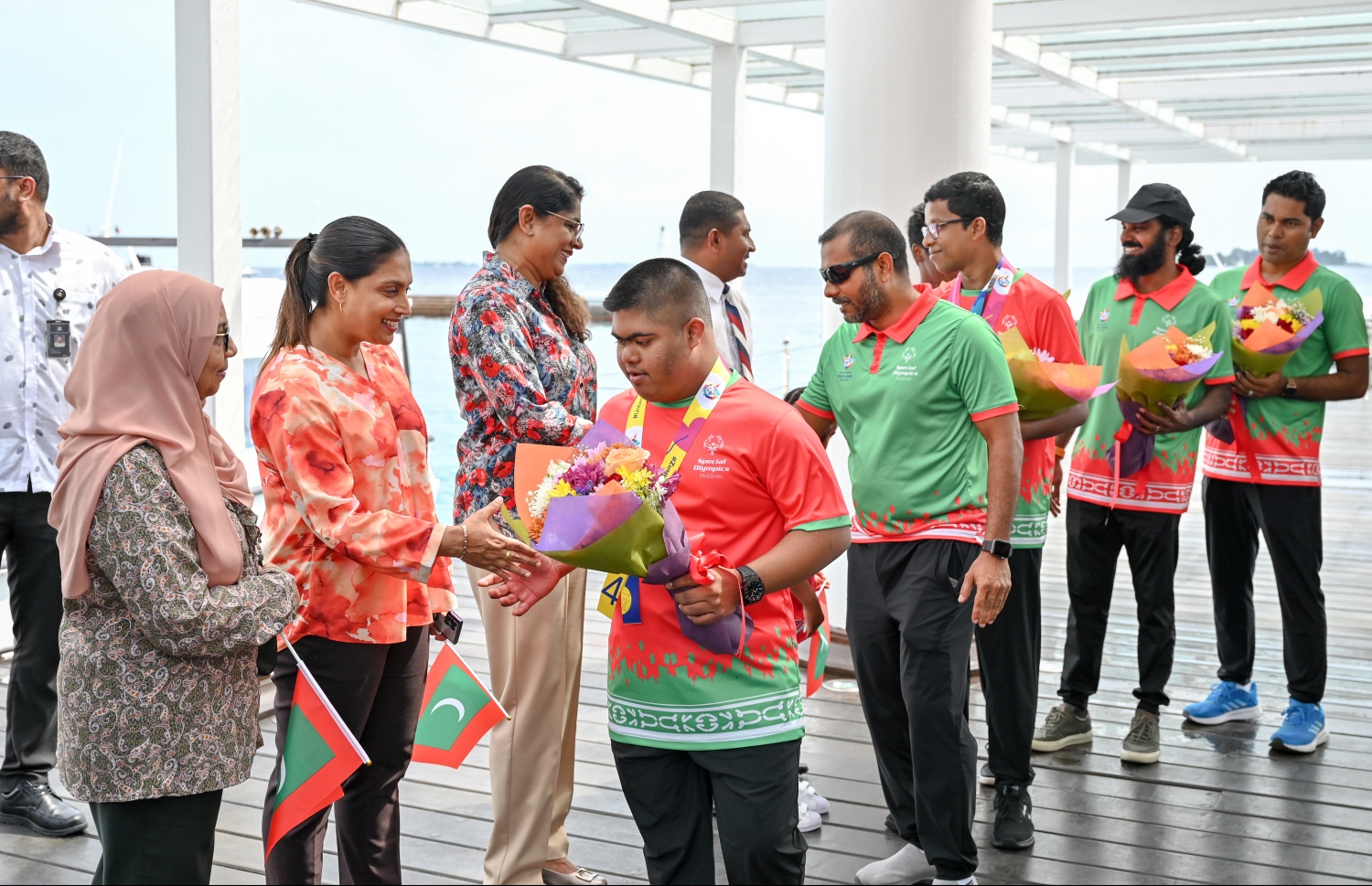 ވަޒީރުން ވަޑައިގެން ރަން މެޑަލް ހޯދި އެތުލީޓުންނަށް ރަސްމީ ފާލަން ސަރަހައްދުން މަރުހަބާ ވިދާޅުވަނީ --- ފޮޓޯ: ނިޝާން އަލީ | މިހާރު