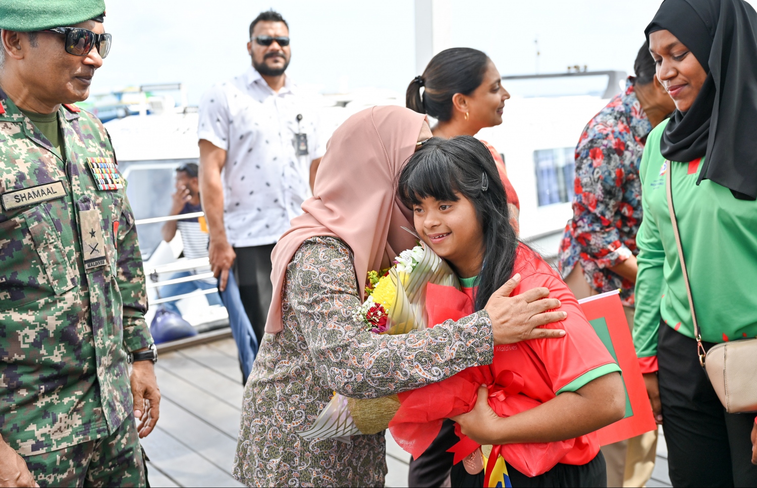ޖެންޑާ މިނިސްޓަރު އައިޝަތު މުހައްމަދު ދީދީ ރަން މެޑަލް ހޯދި އެތުލީޓުންނަށް ރަސްމީ ފާލަން ސަރަހައްދުން މަރުހަބާ ވިދާޅުވަނީ --- ފޮޓޯ: ނިޝާން އަލީ | މިހާރު