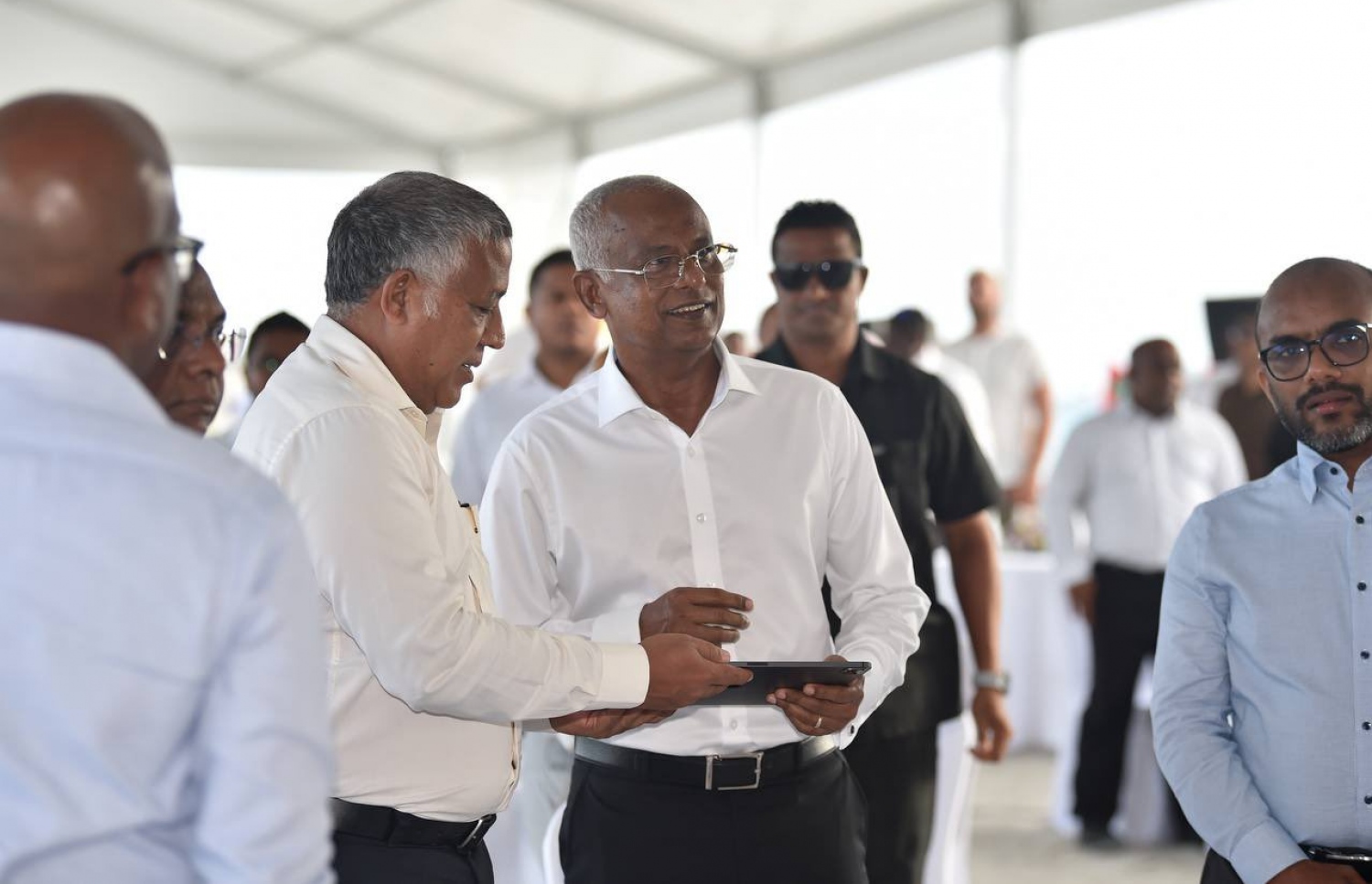 ކ. ގުޅިފަޅުގެ ބިން ހިއްކުމުގެ މަޝްރޫއު ފެށުމުގެ ގޮތުން ބޭއްވި ރަސްމިއްޔާތުގައި ރައީސް އިބްރާހިމް މުހައްމަދު ސޯލިހު އާއި ޕްލޭނިން މިނިސްޓަރު އަހްމަދު އަސްލަމް އެ މަޝްރޫއު ފައްޓަވައިދެއްވަނީ.-- ފޮޓޯ: ރައީސް އޮފީސް