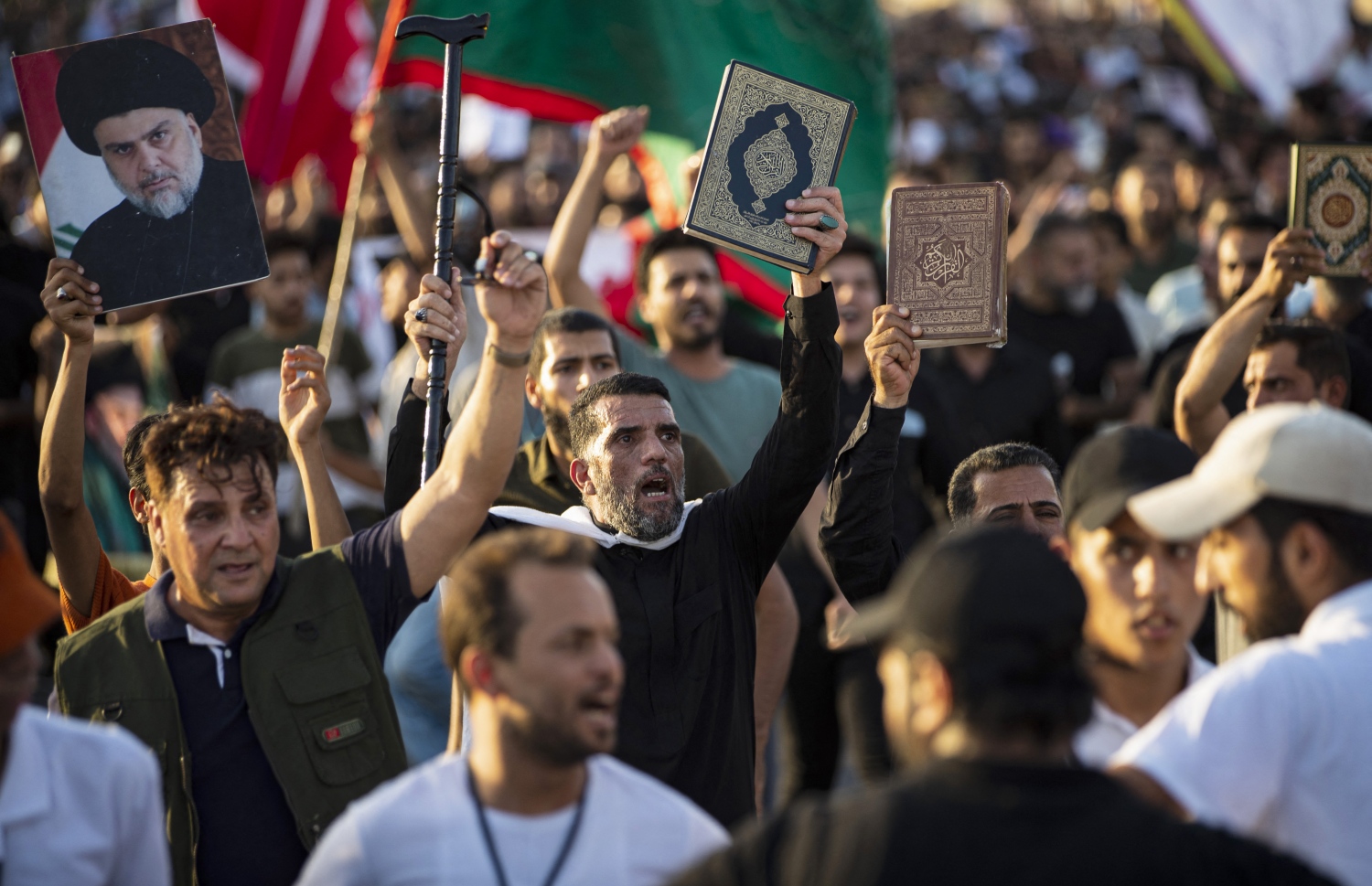 ސްވިޑްންގައި ގުރުއާން އެންދި މައްސަލައާ ގުޅިގެން އިރާގުގައި މުޒާހަރާ ކުރަނީ: ގުރުއާން އެންދުމާ ދެކޮޅަށް މުސްލިމުން ތެދުވާން ޖެހޭ ކަމަށް ސައުދީން ބުނޭ -- ފޮޓޯ: އޭއެފްޕީ