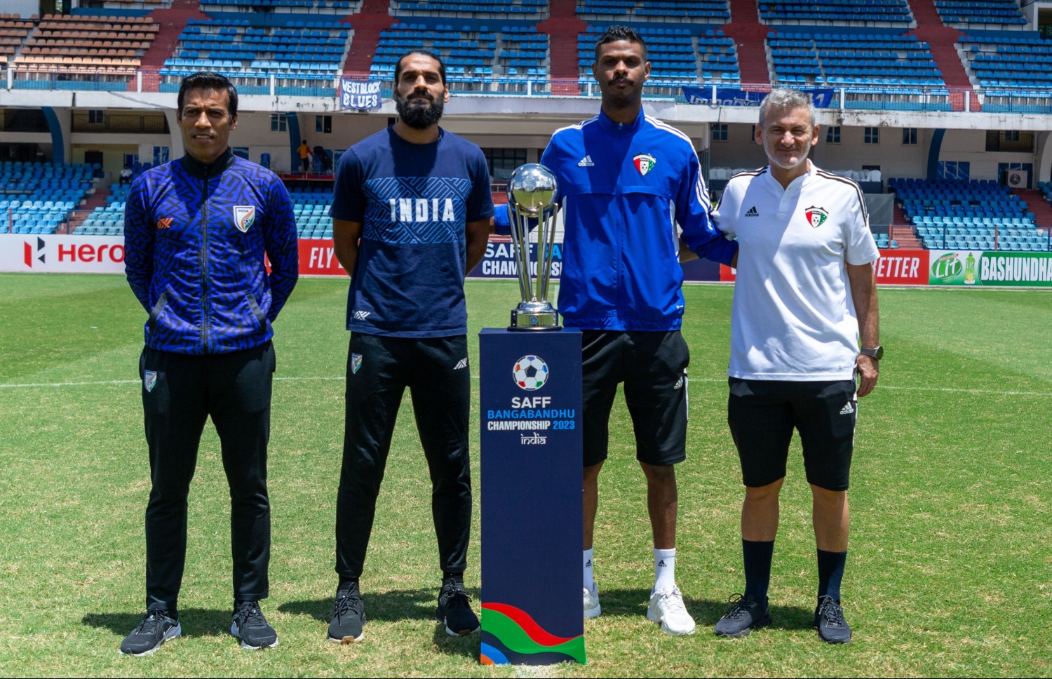 އިއްޔެގެ ޕްރެސް ކޮންފަރެންސް އަށް ފަހު އިންޑިއާގެ އެސިސްޓެންޓް ކޯޗު ގޯލީ އާއި ޑިފެންޑަރު ޖިންގަން އާއެކު ކުވެއިތުގެ ކޯޗު ބެންޓޯ އަދި ބަދުރު އަލް ސާނޫން، މުބާރާތުގެ ޗެމްޕިއަން ޓްރޮފީއާ އެކު.-- ފޮޓޯ: އޭއައިއެފްއެފް