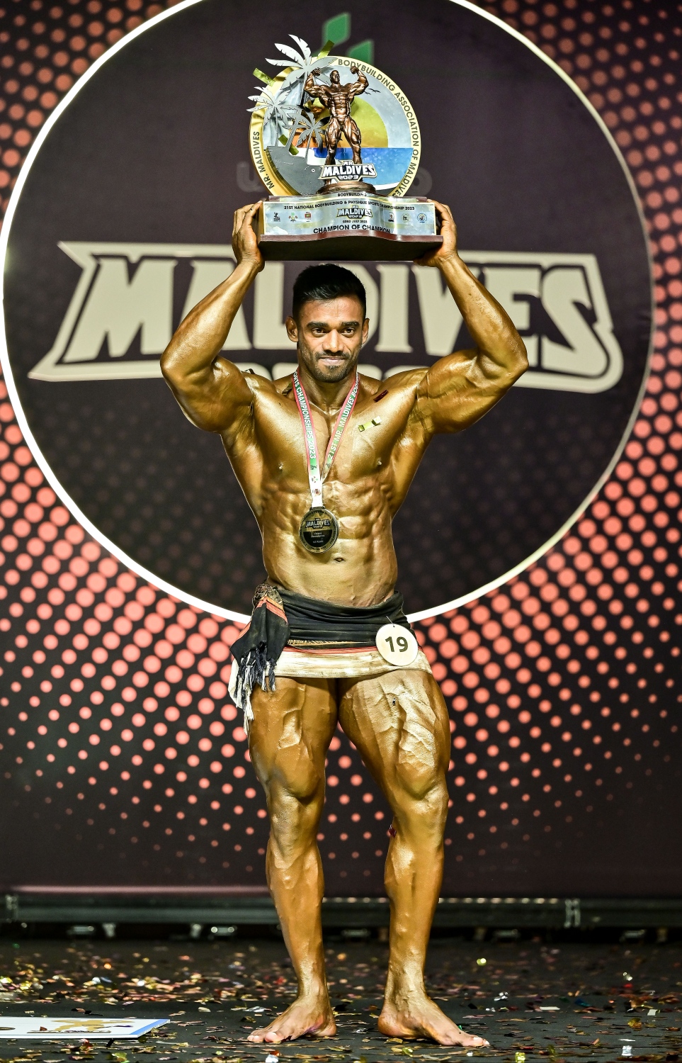 މިސްޓަ މޯލްޑިވްސްގެ ޓައިޓަލްއާއެކު ޔާންބެ: އޭނާ ވަނީ ވިދިވިދިގެން އެ ޓައިޓަލް ހޯދާފަ --- ފޮޓޯ: ނިޝާން އަލީ | މިހާރު