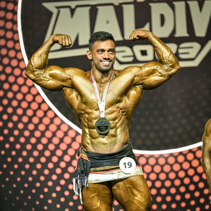 ޔާންބެގެ ހަށިގަނޑު ސްޓޭޖުގައި ދައްކާލަނީ: އޭނާ ވަނީ ހަތަރުވަނަ ފަހަރަށް މިސްޓަ މޯލްޑިވްސްގެ ޓައިޓަލް ހޯދާފައި --- ފޮޓޯ: ނިޝާން އަލީ | މިހާރު