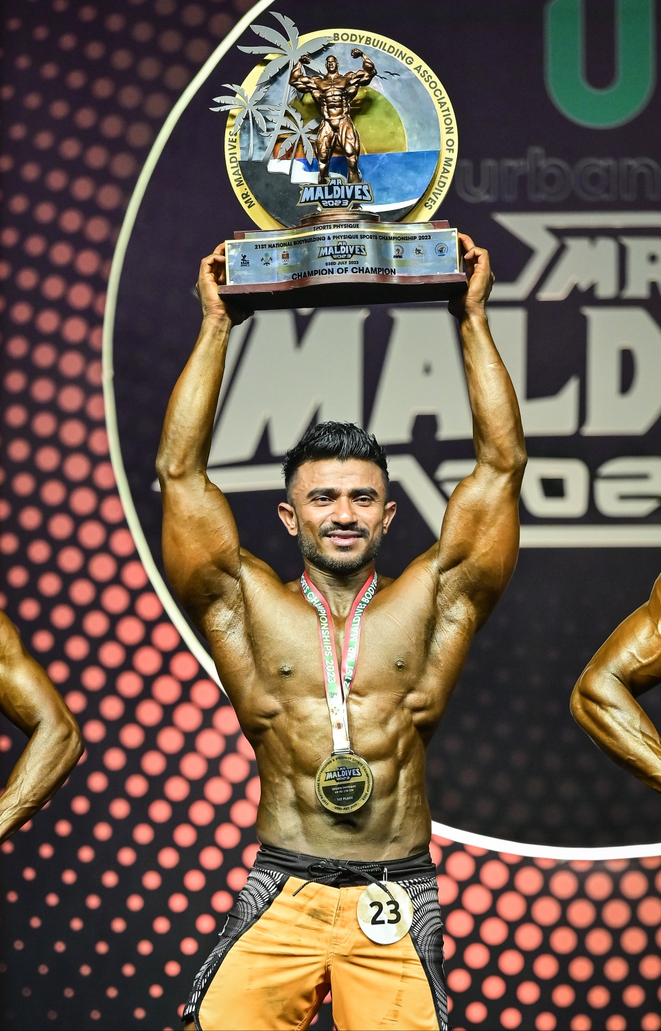 ރޭ ބޭއްވި ރާއްޖޭގެ ގައުމީ ބޮޑީބިލްޑިން މުބާރާތުގައި ސްޕޯޓްސް ފިޒީކް ކެޓަގަރީން ޗެމްޕިއަންކަން ހޯދި އަޒްނީން ޓައިޓަލް އުފުލާލަނީ --- ފޮޓޯ: ނިޝާން އަލީ | މިހާރު