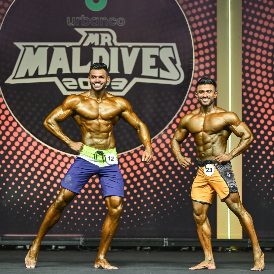 ރޭ ބޭއްވި ރާއްޖޭގެ ގައުމީ ބޮޑީބިލްޑިން މުބާރާތުގައި ސްޕޯޓްސް ފިޒީކް ކެޓަގަރީން ޗެމްޕިއަންކަން ހޯދި އަޒްނީން ވާދަ ކުރަނީ --- ފޮޓޯ: ނިޝާން އަލީ | މިހާރު