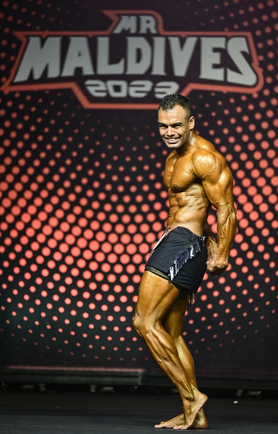 މިސްޓަ މޯލްޑިވްސް ހޮވުމަށް ރޭ ބޭއްވި މުބާރާތުގައި އެތްލީޓަކު ވާދަކުރަނީ .-- ނިޝާން އަލީ | މިހާރު