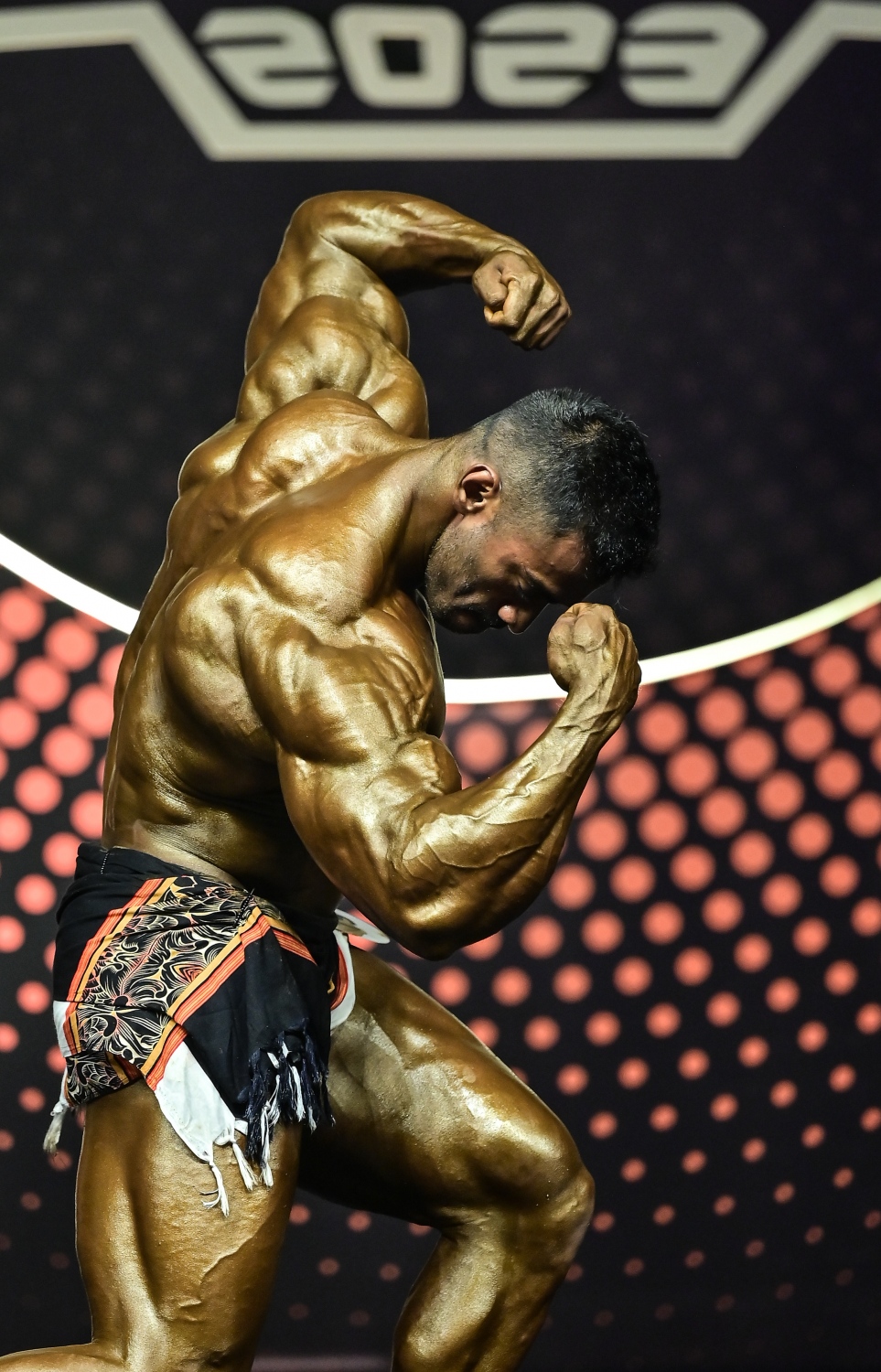 މިސްޓަ މޯލްޑިވްސް ހޮވުމަށް ރޭ ބޭއްވި މުބާރާތުގައި ބޮޑީ ބިލްޑިންގް ކެޓެގަރީގައި ޔާމީން ވާދަކުރަނީ، އެނާ ވަނީ މިސްޓަ މޯލްޑިވްސް ޓައިޓަލް ވިދިވިދިގެން ތިންވަނަ ފަހަރަށް ހޯދާފައި .-- ނިޝާން އަލީ | މިހާރު