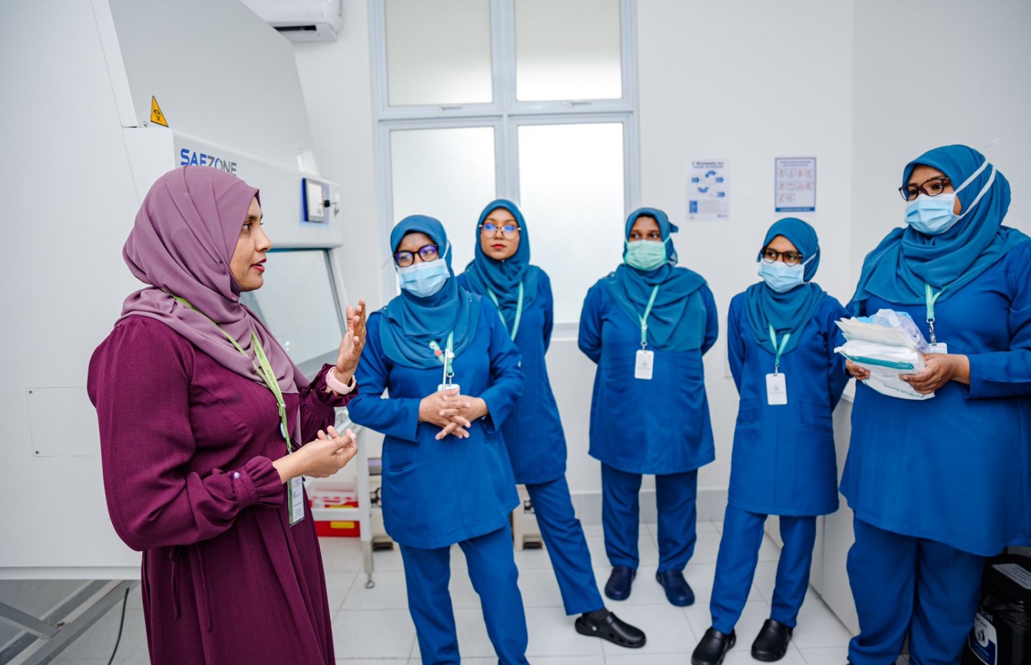 ކުޅުދުއްފުށީ ހޮސްޕިޓަލްގައި ކީމޯތެރަޕީ ފެށުމަށް ތަމްރީނުވި ނަރުހުންތަކެއް.-- ފޮޓޯ: ކުޅުދުއްފުށީ ހޮސްޕިޓަލް