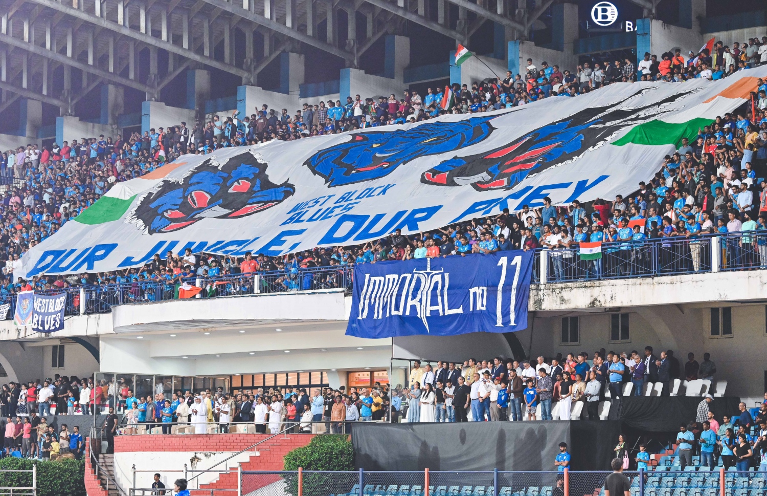 އިންޑިއާއާ ކުވައިތު ކުޅުނު ސާފް ޗެމްޕިއަންޝިޕްގެ ފައިނަލް މެޗު ބެލުމަށް ބެންގަލޫރުގެ ސްރީ ކަންތީރަވާ ސްޓޭޑިއަމްއަށް ޖަމާވި ސަޕޯޓަރުން. މި މެޗު ބެލުމަށް 26،380 މީހުން ވަނީ ދަނޑަށް ވަދެފަ -- ފޮޓޯ: ފަޔާޒު މޫސާ | މިހާރު