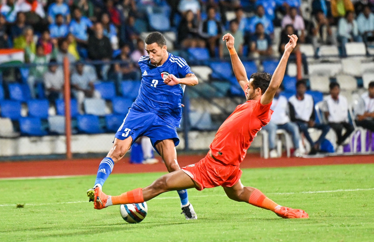 ކުވައިތު ޓީމުގެ 3 ނަންބަރު ކުޅުންތެރުޔާ އިންޑިއާ ގޯލަށް ފޮނުވާލާ ބޯޅަ ހުއްޓުވަން އިންޑިއާ ކުޅުންތެރިޔާ މަސައްކަތްކުރަނީ -- ފޮޓޯ: ފަޔާޒު މޫސާ | މިހާރު