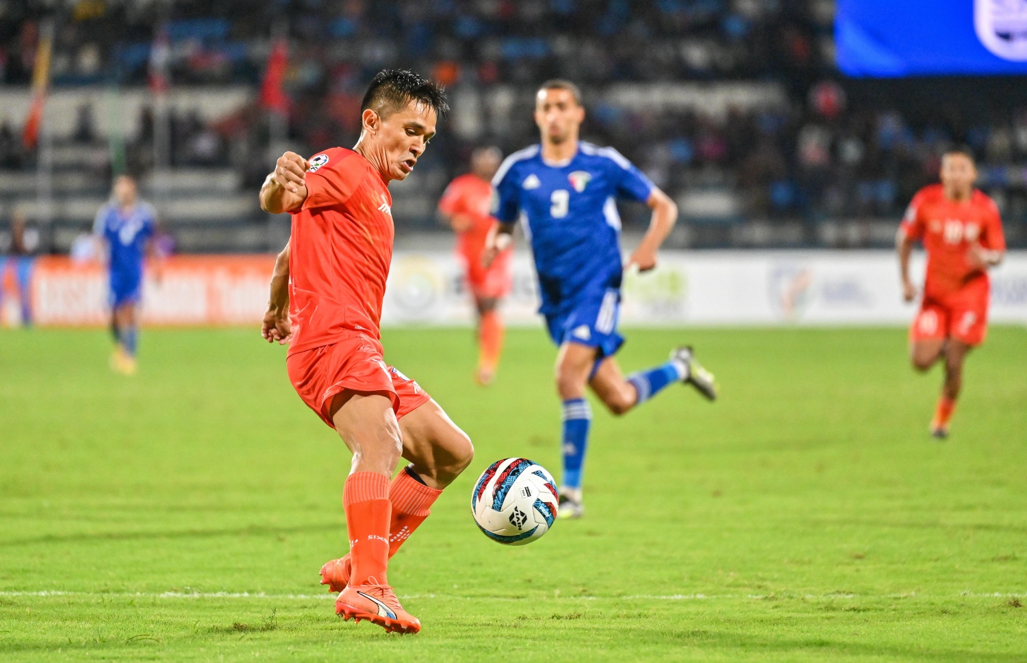 އިންޑިއާ ކެޕްޓަން ސުނިލް ޗެތުރީ ބޯޅަ ކޮންޓްރޯލް ކުރަން މަސައްކަތްކުރަނީ -- ފޮޓޯ: ފަޔާޒު މޫސާ | މިހާރު