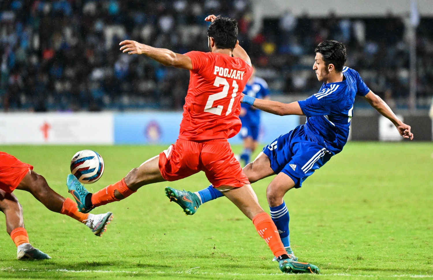 އިންޑިއާ ދެ ކުޅުންތެރިން ކައިރިން ކުވައިތު ޓީމު ކުޅުންތެރިޔާ ބޯޅަ ފޮނުވާލަނީ -- ފޮޓޯ: ފަޔާޒު މޫސާ | މިހާރު